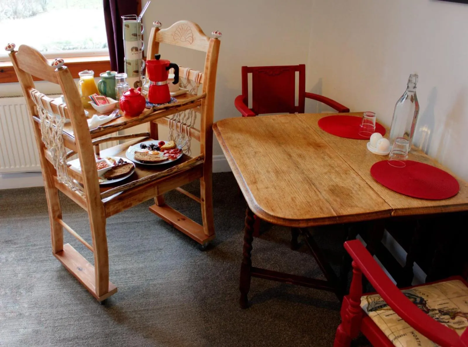 Food and drinks in The Red Red Robin Cottage