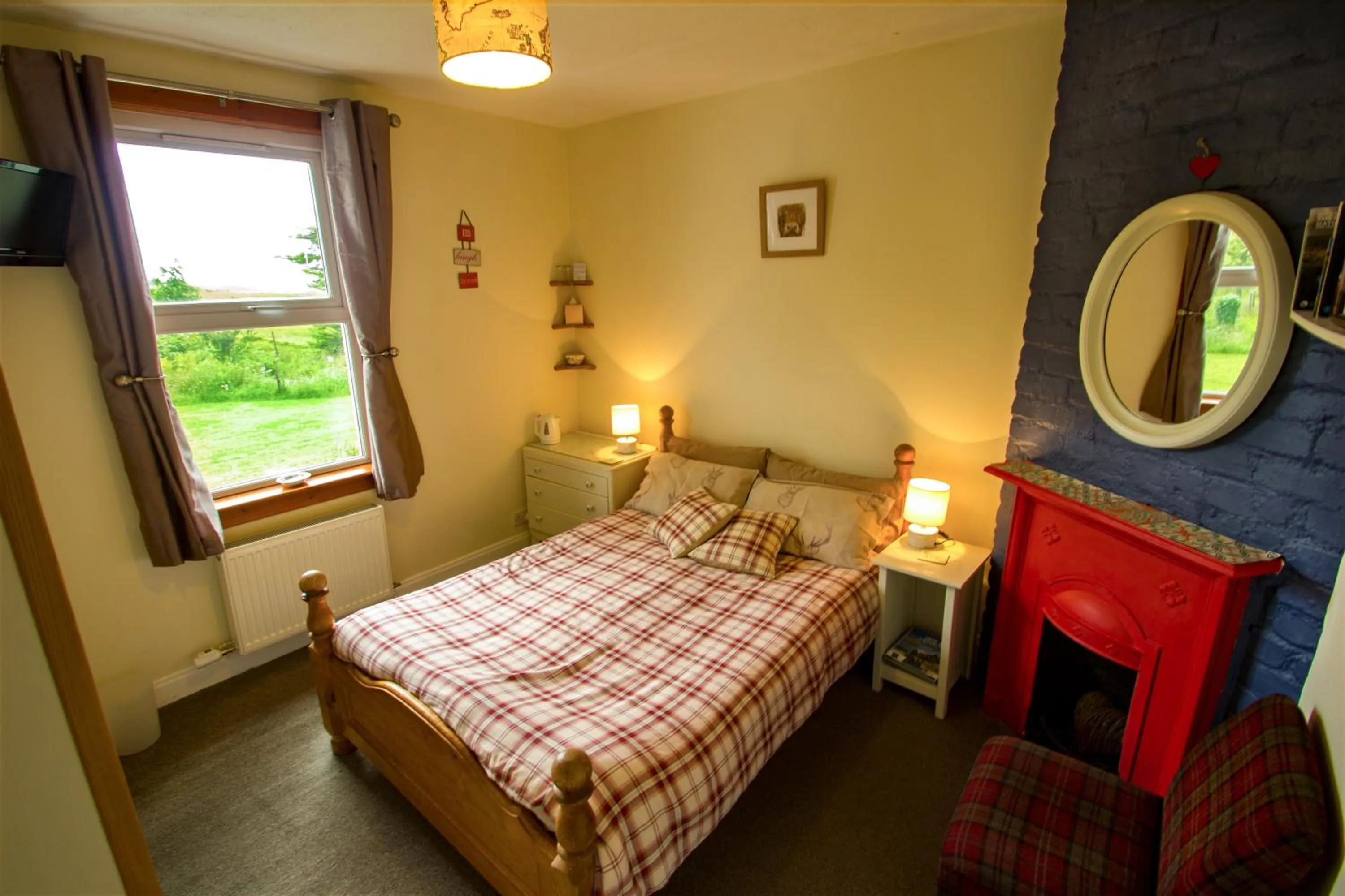 Bed in The Red Red Robin Cottage