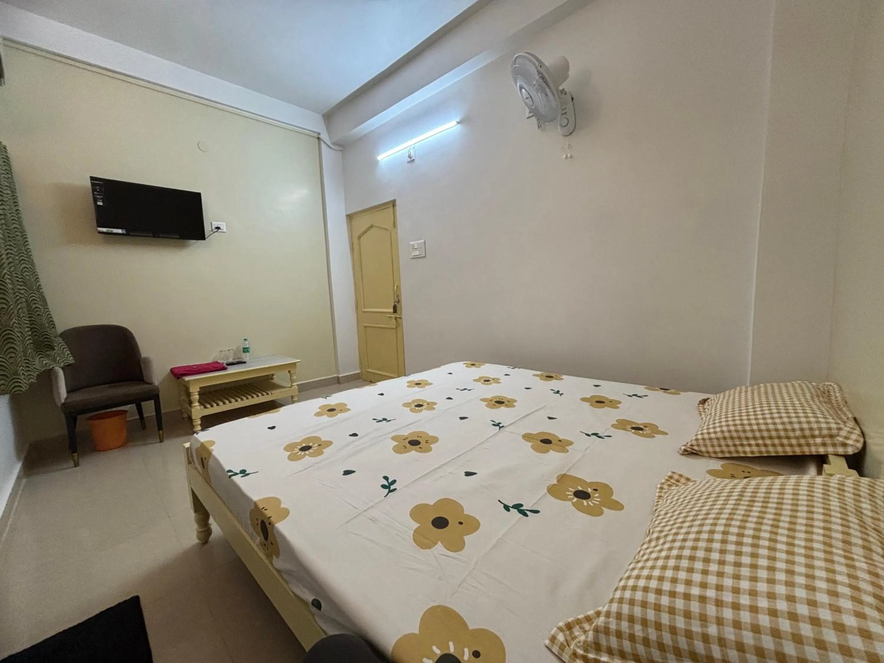 Photo of the whole room, Bed in Bimala Hotel