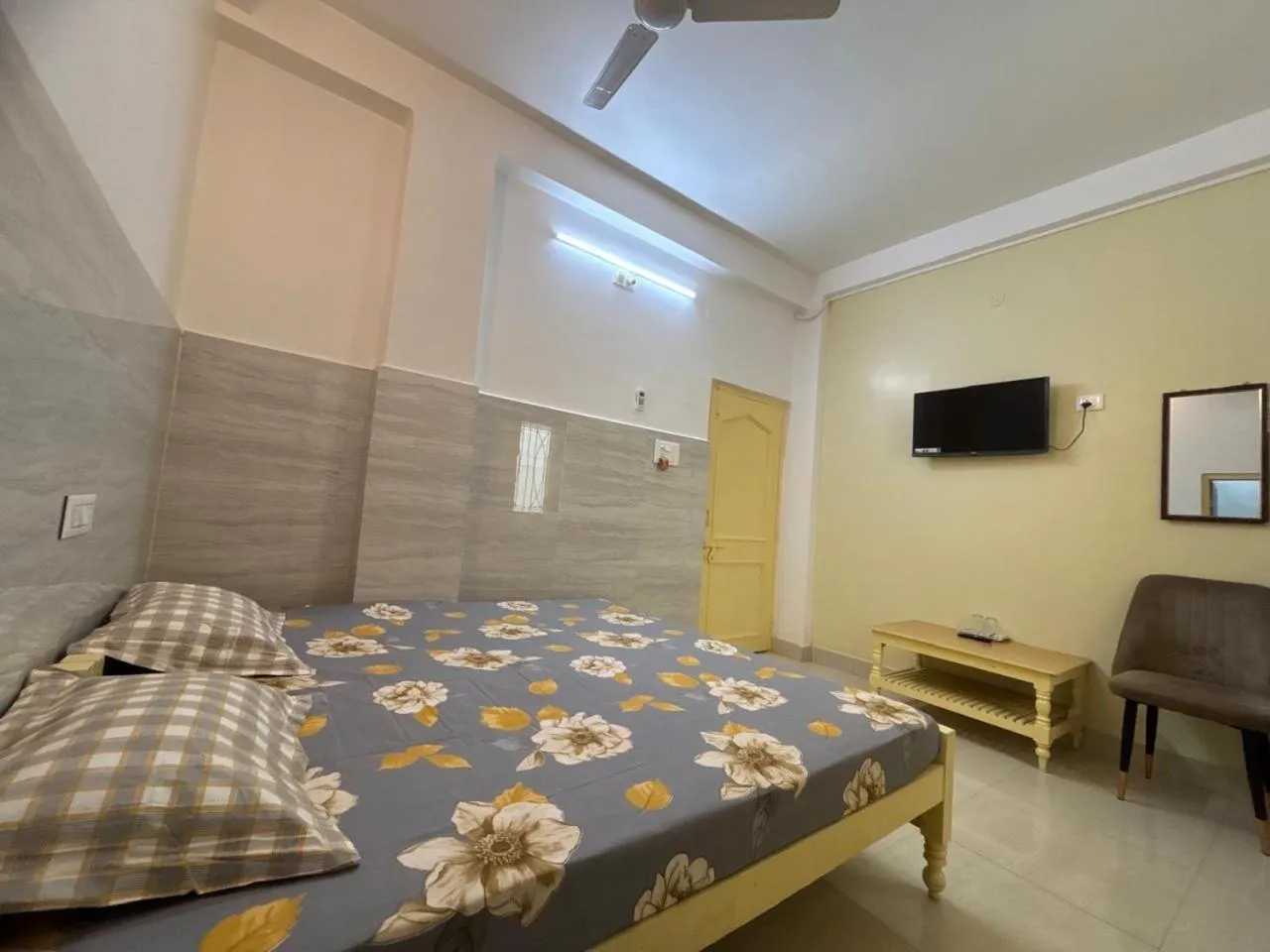 Photo of the whole room, Bed in Bimala Hotel