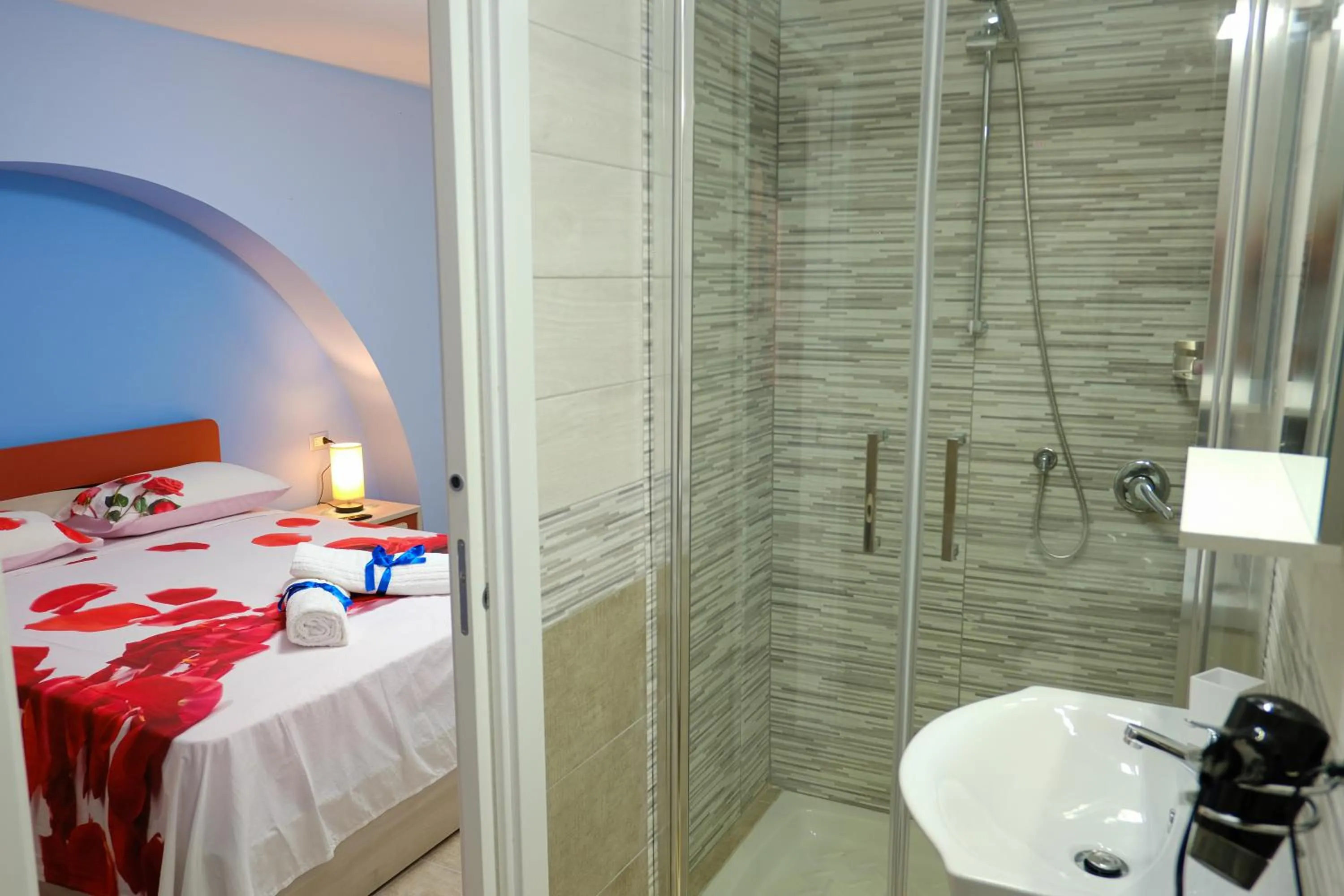 Shower, Bed in La Fenice