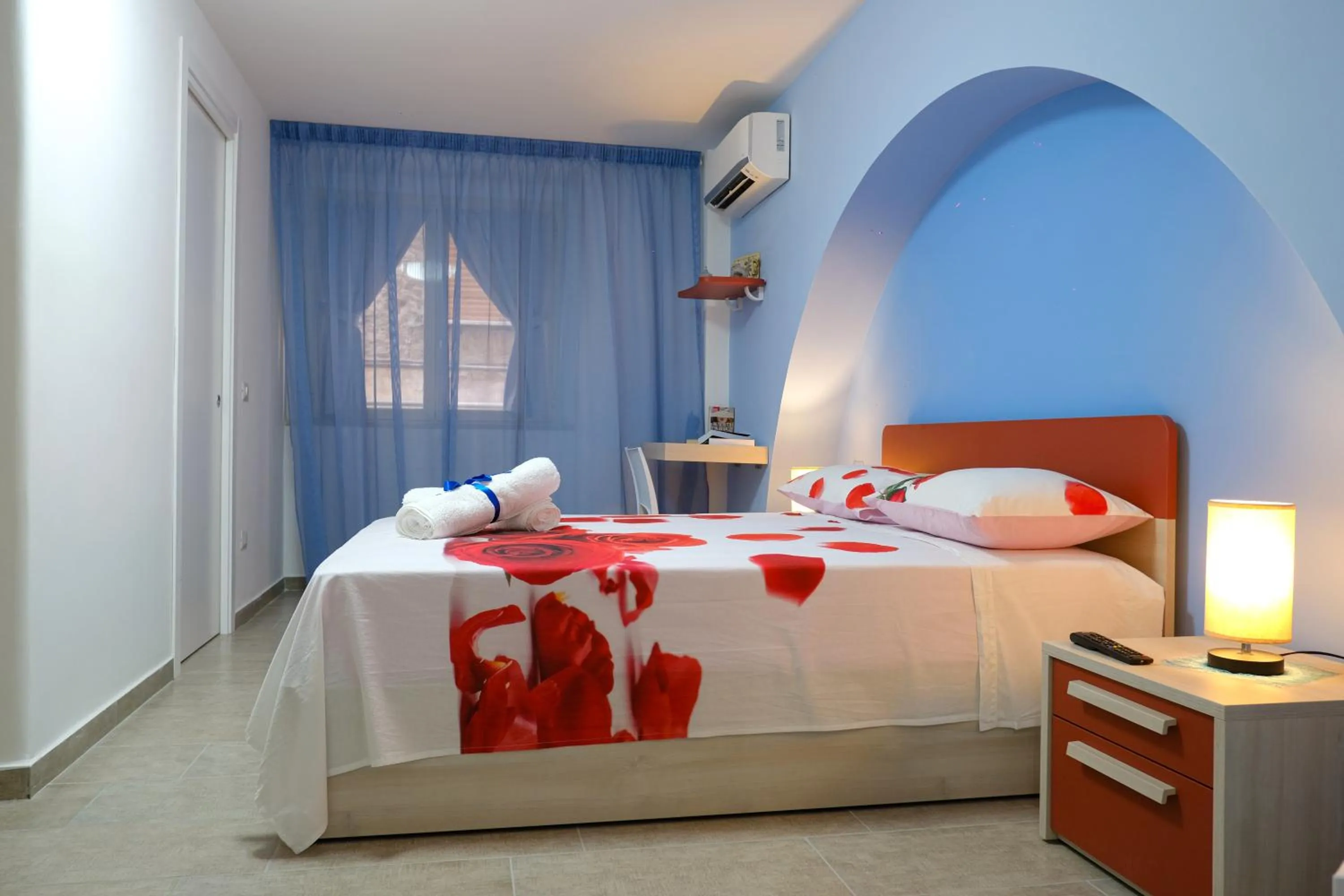 Photo of the whole room, Bed in La Fenice