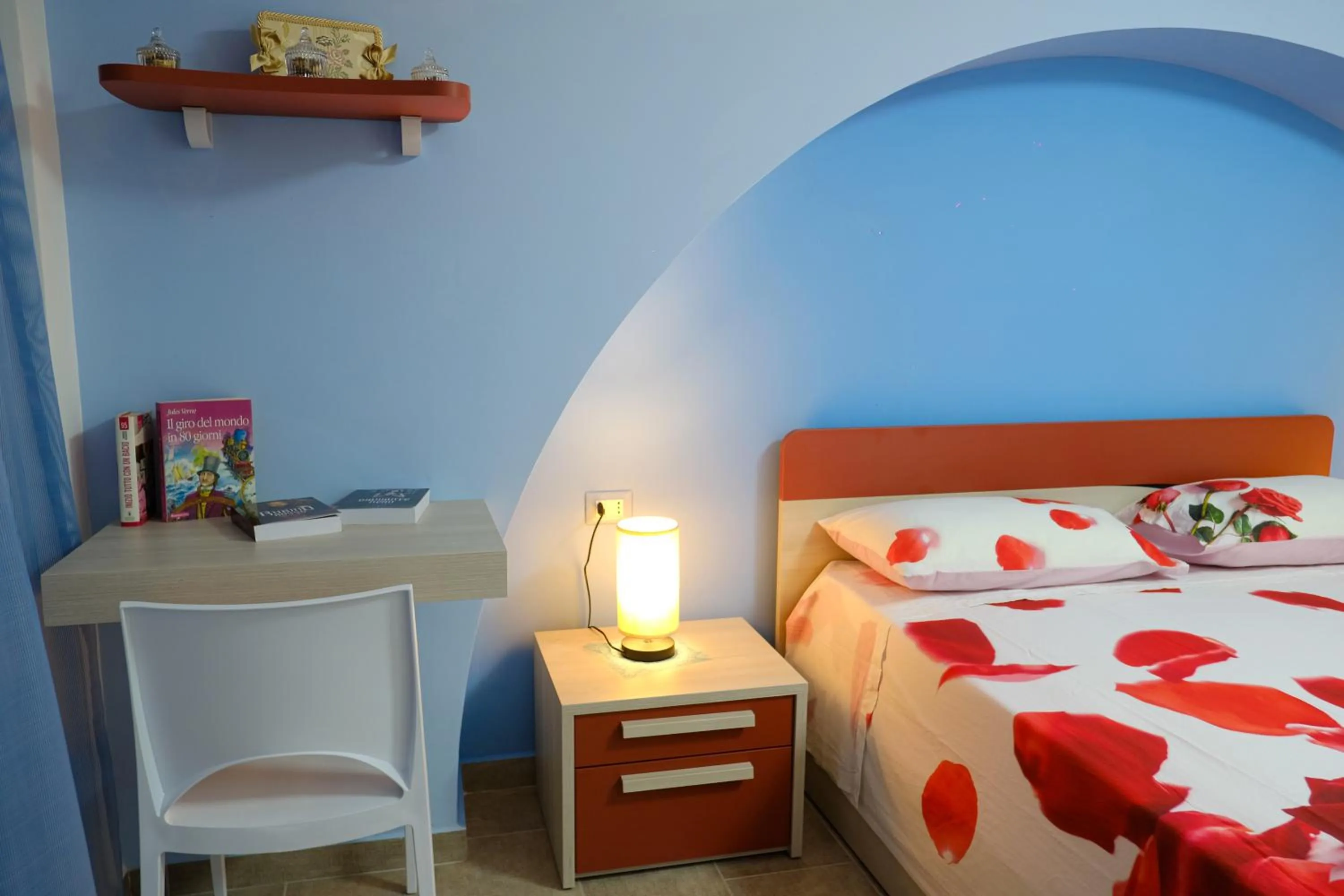 Photo of the whole room, Bed in La Fenice