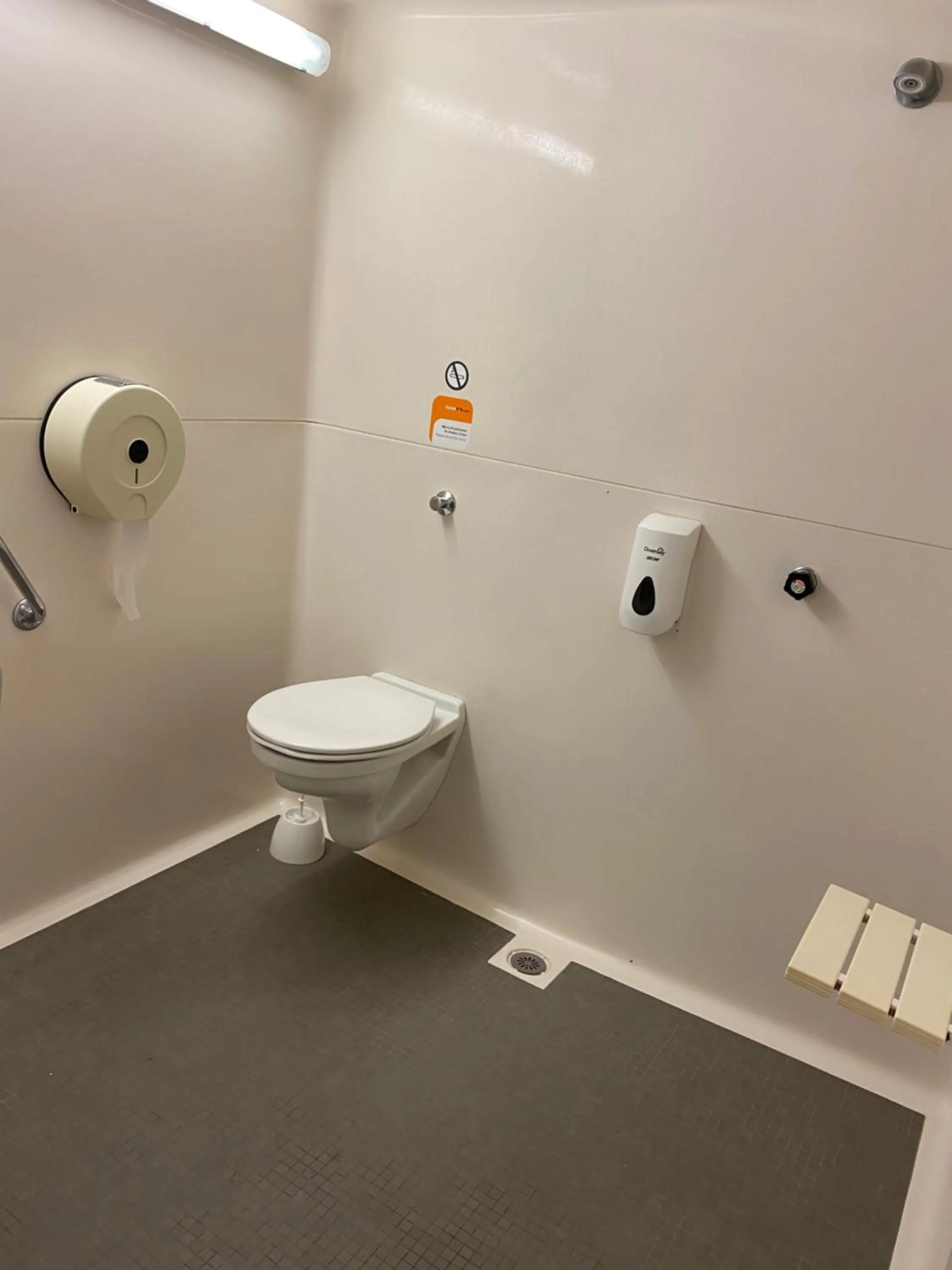 Bathroom in Hôtel F1 Verdun