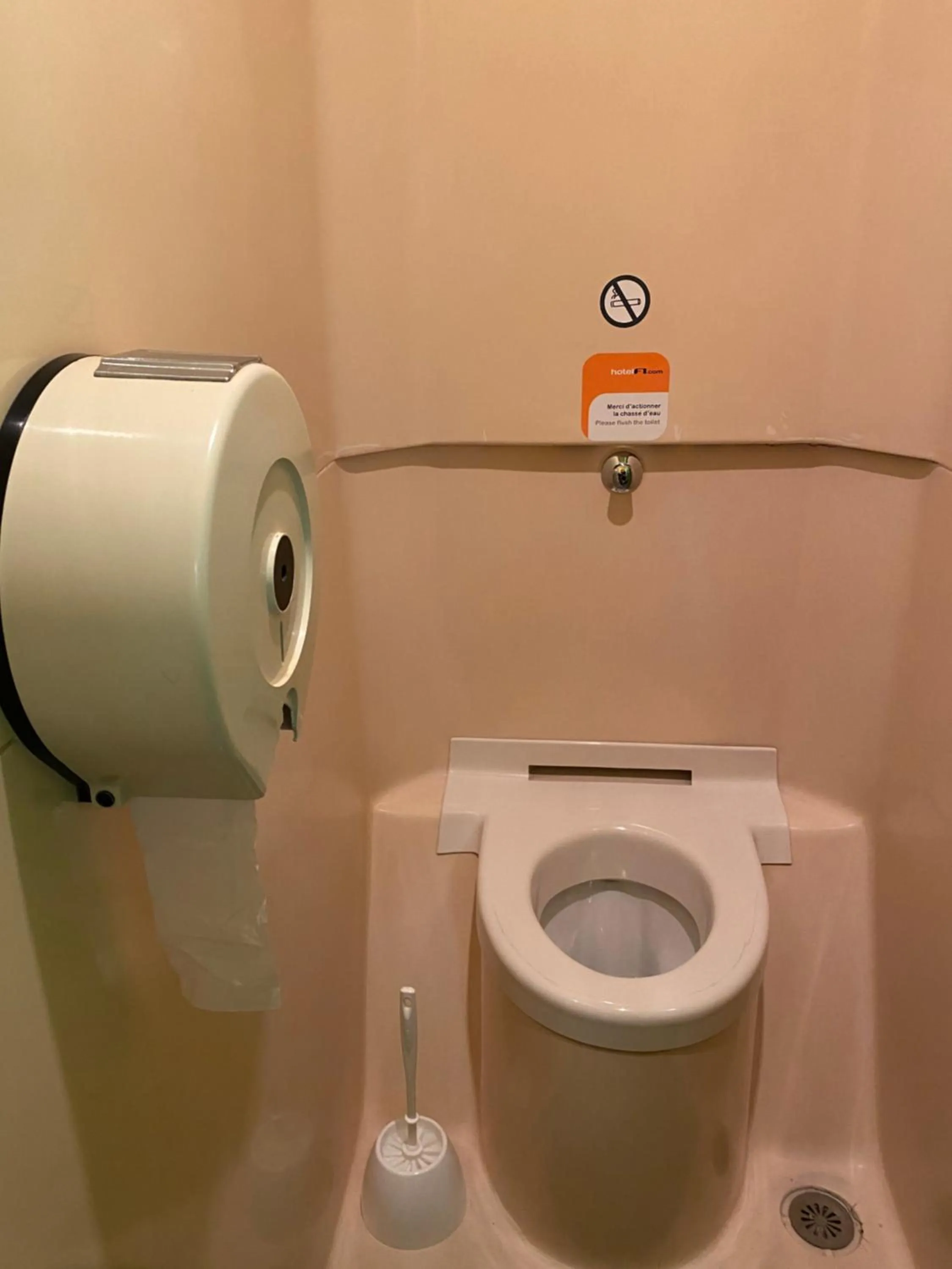 Bathroom in Hôtel F1 Verdun