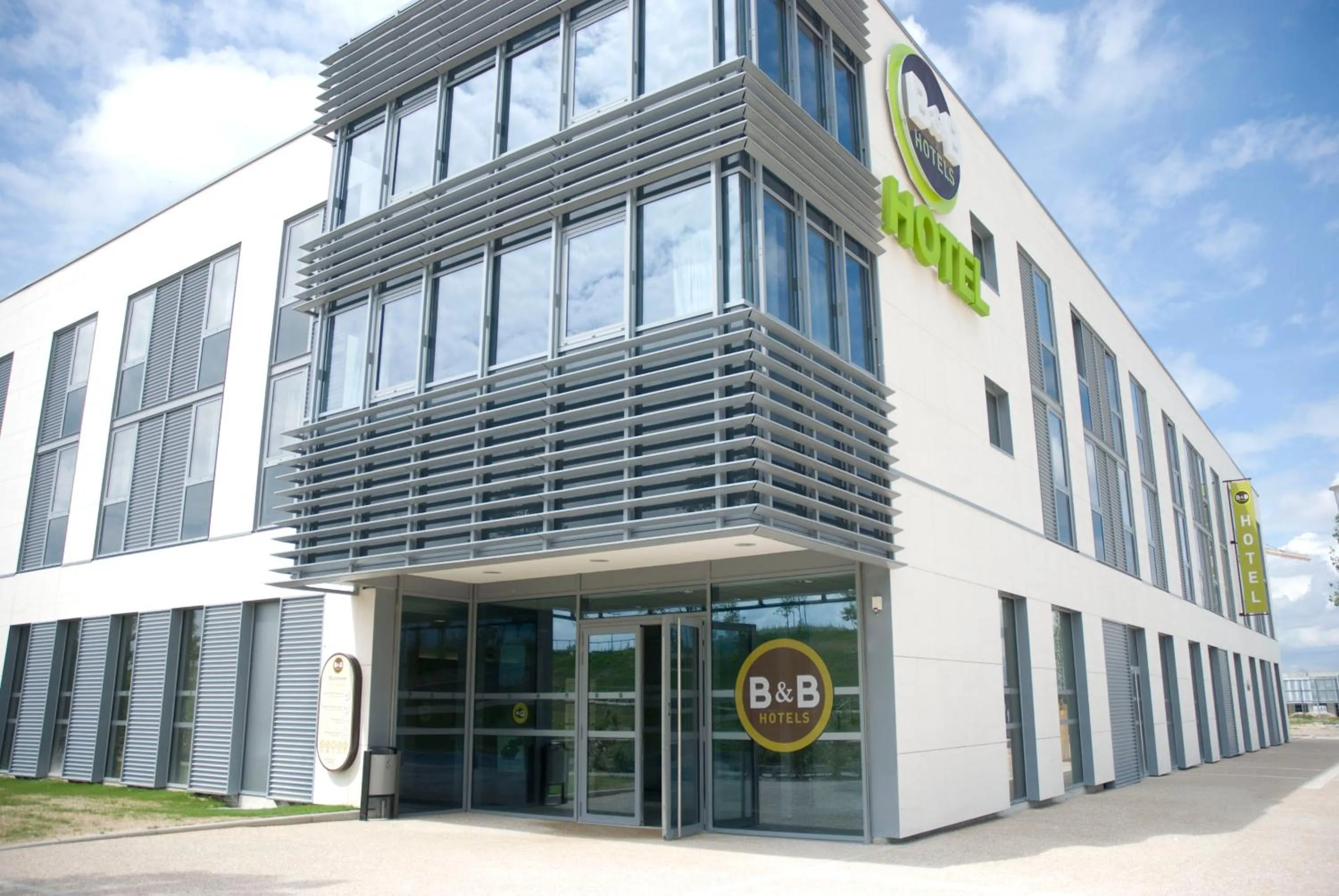 Facade/entrance in B&B HOTEL Reims Bezannes