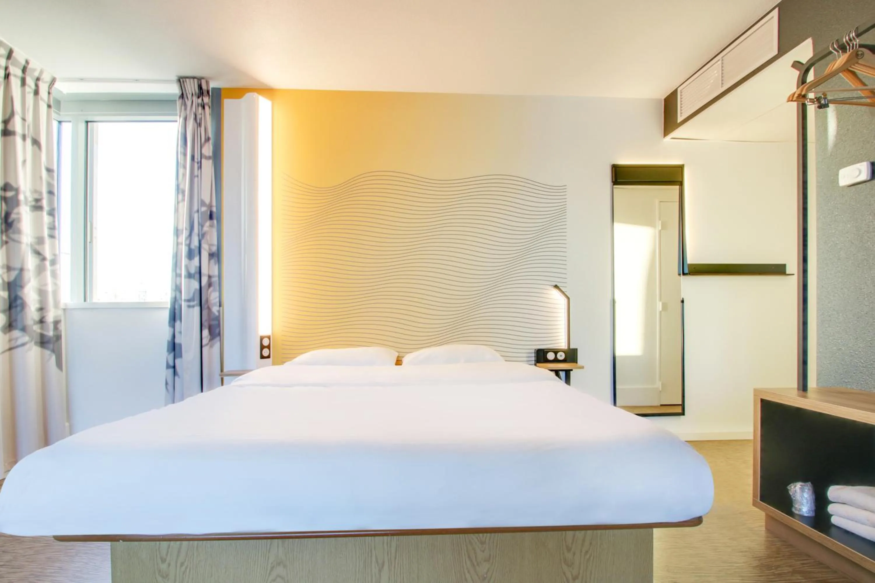 Bedroom, Bed in B&B HOTEL Reims Bezannes