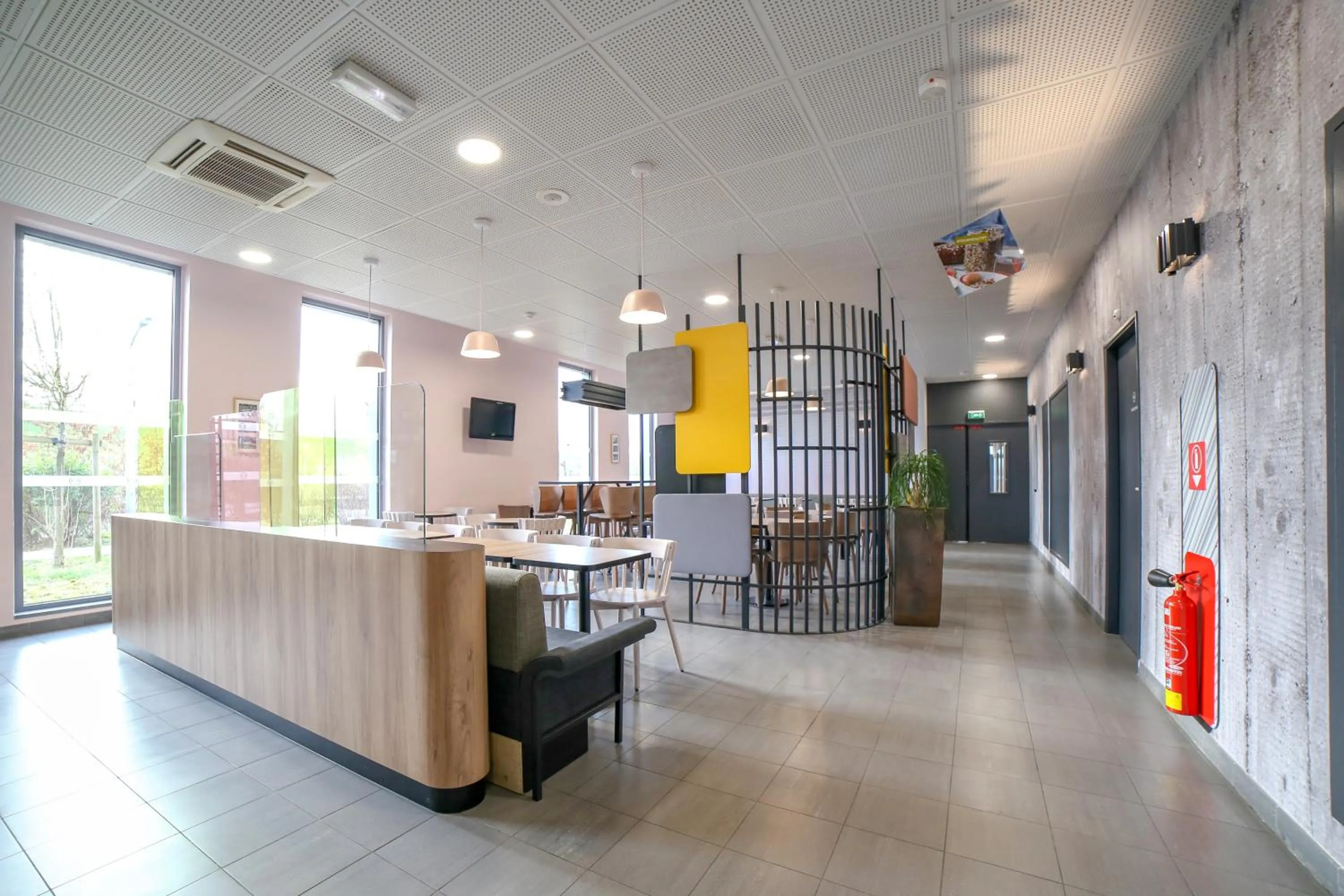 Buffet breakfast in B&B HOTEL Reims Bezannes