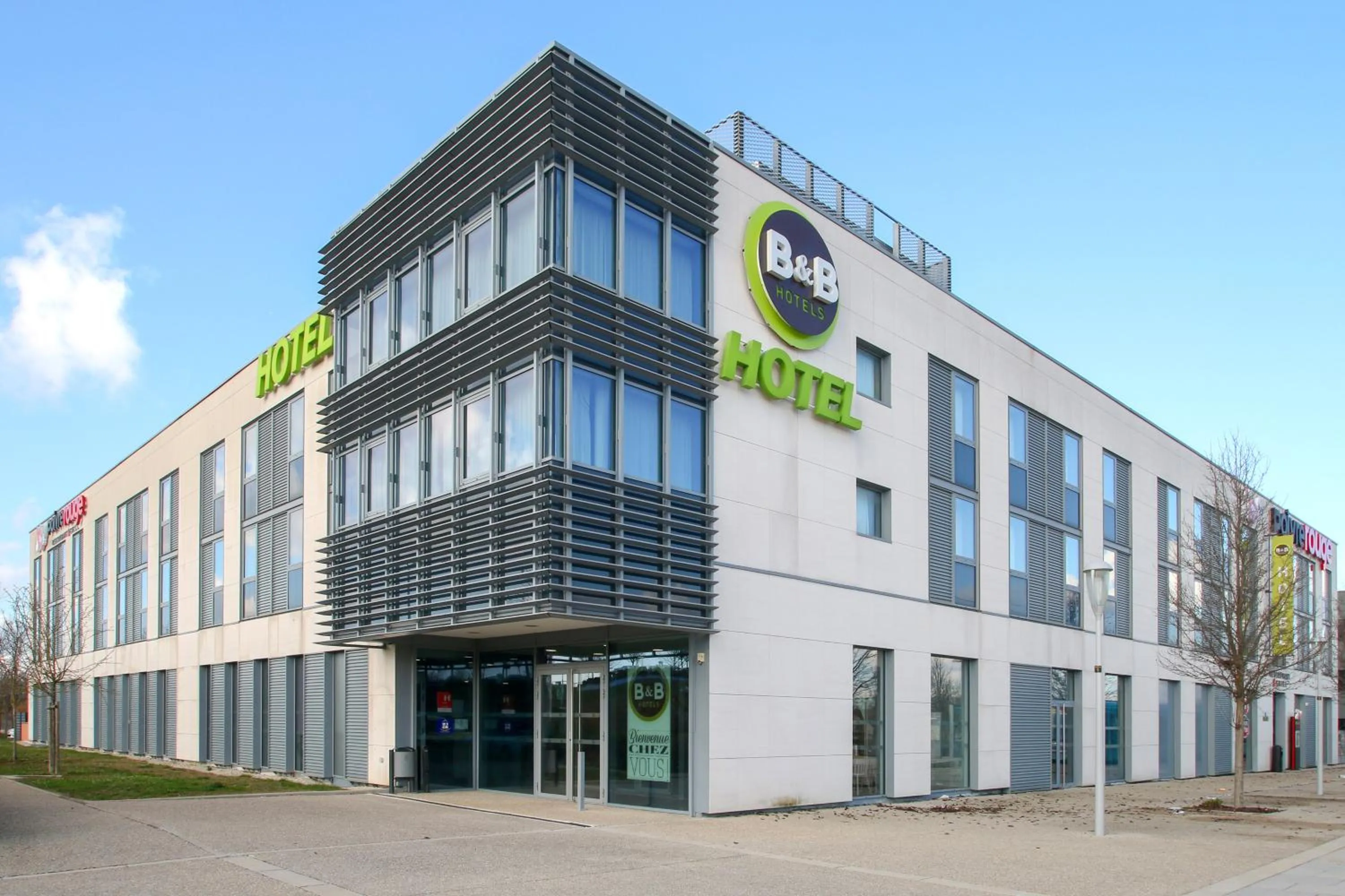 Facade/entrance in B&B HOTEL Reims Bezannes