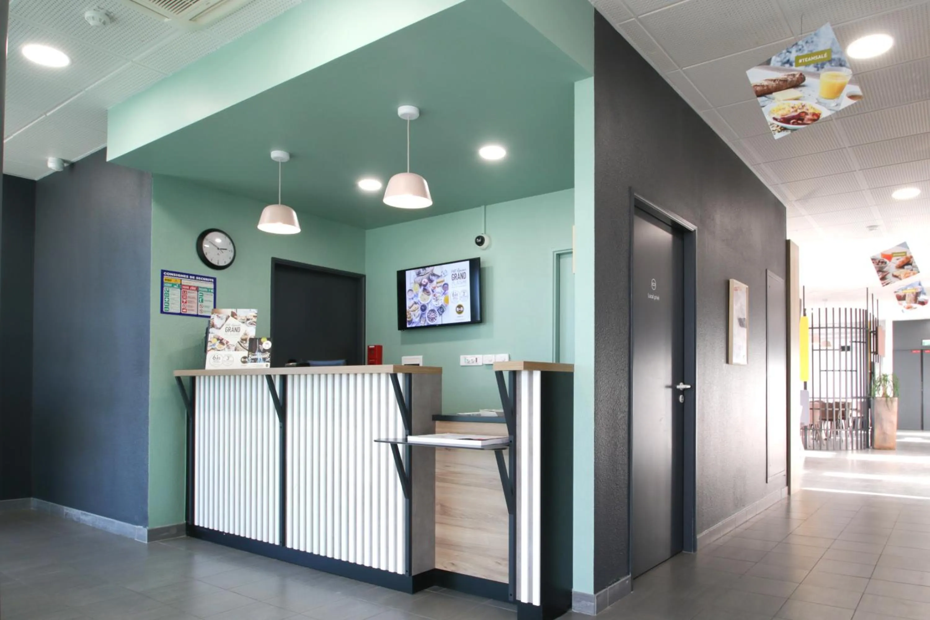 Lobby or reception in B&B HOTEL Reims Bezannes