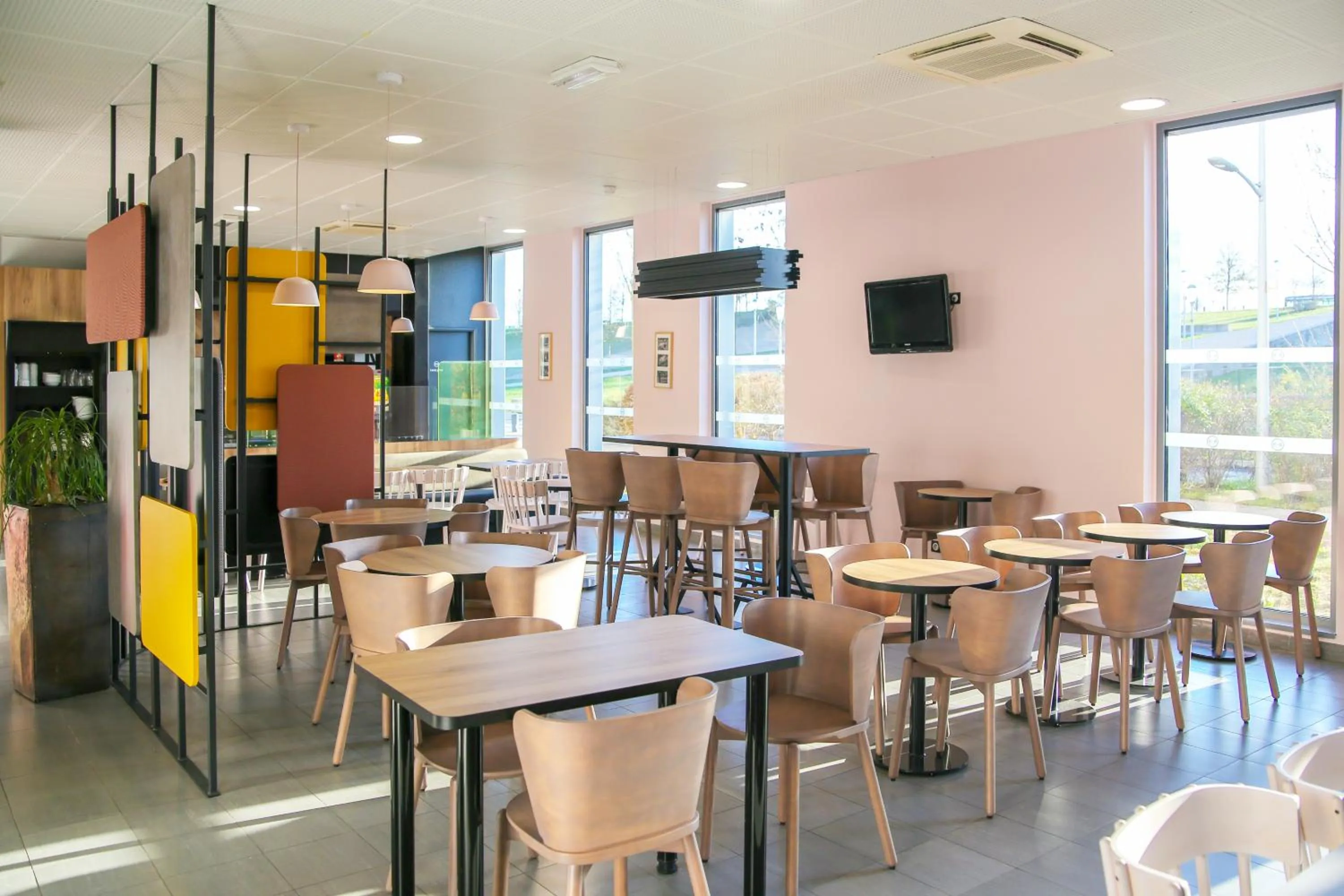 Buffet breakfast in B&B HOTEL Reims Bezannes