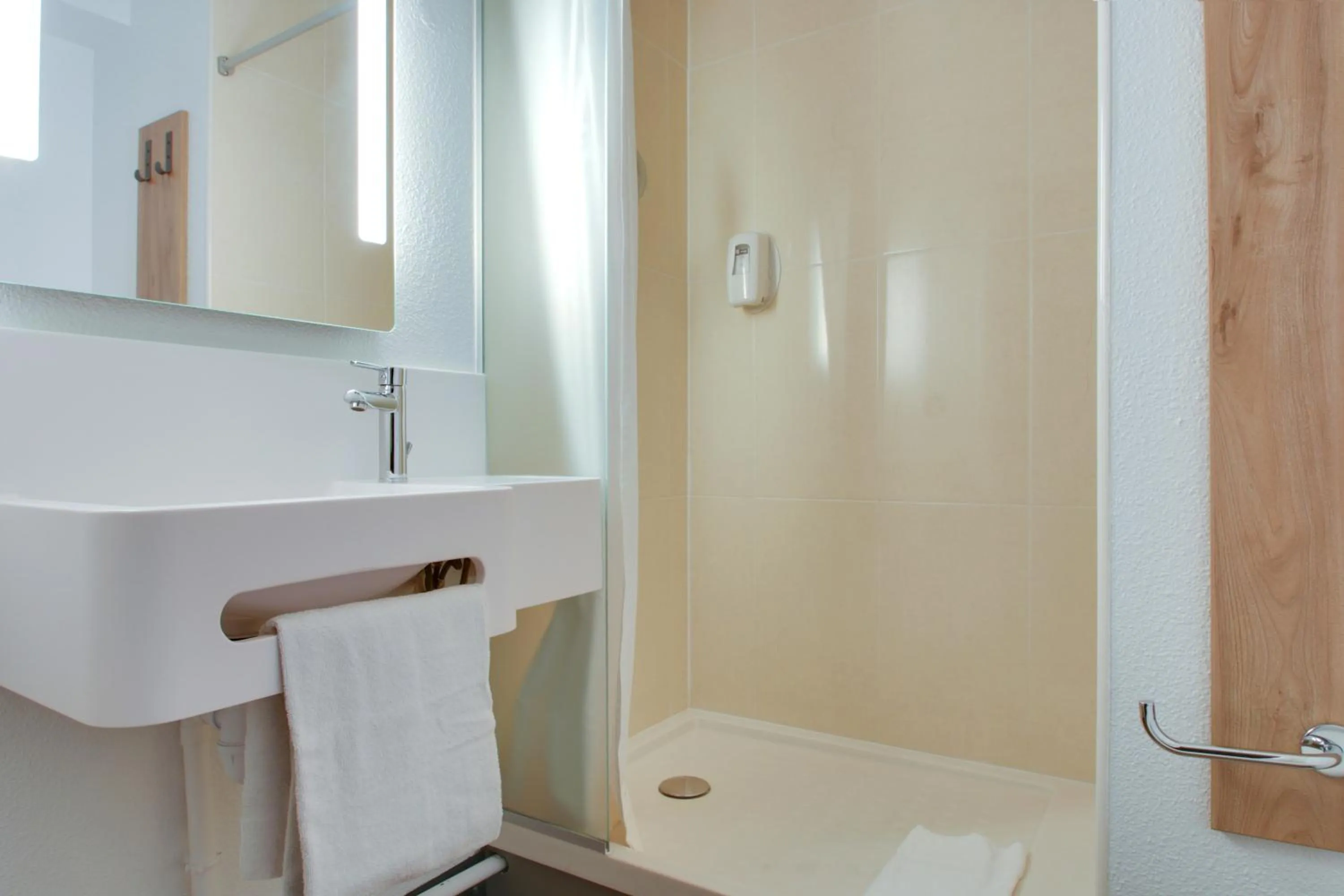 Bathroom in B&B HOTEL Reims Bezannes