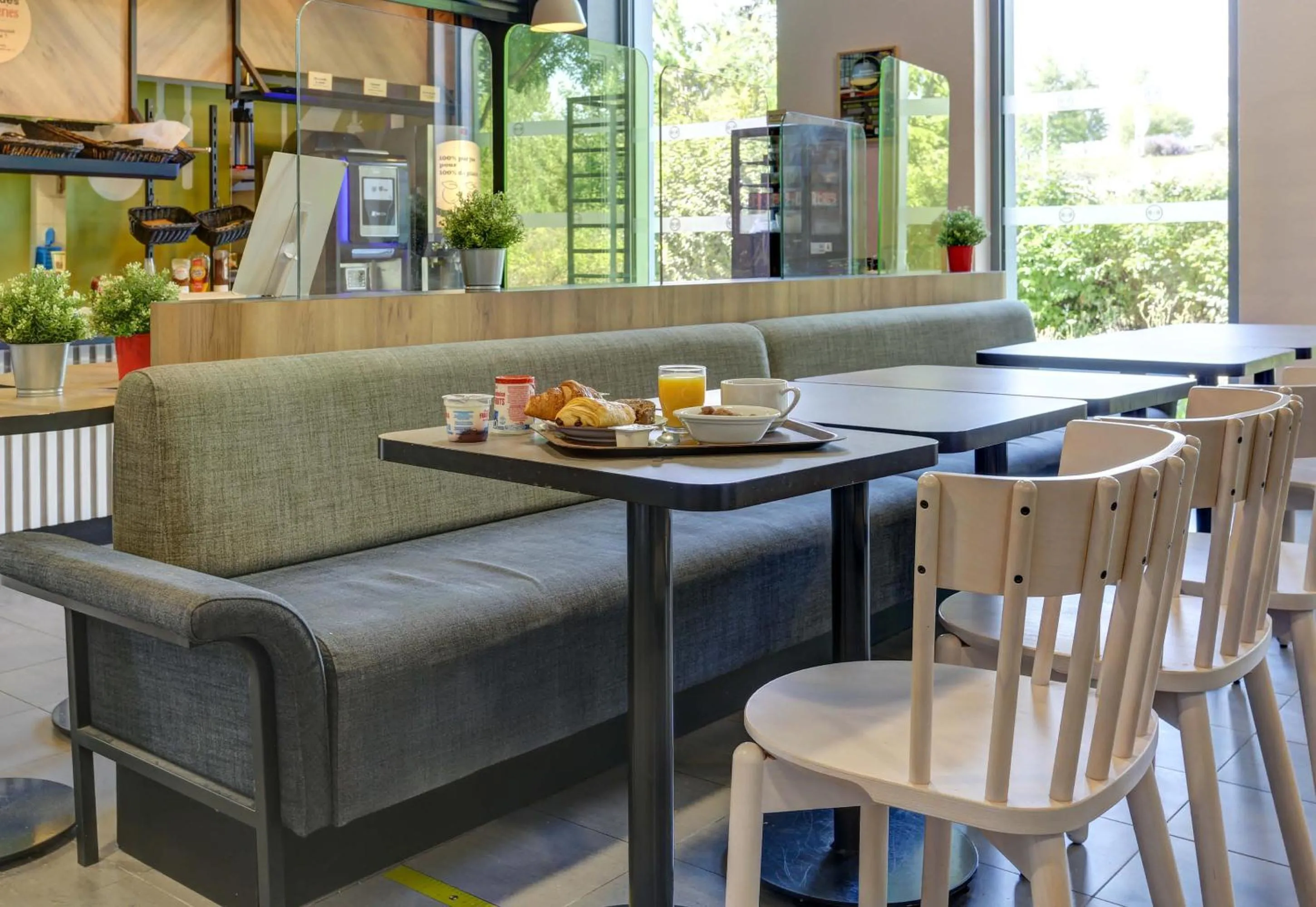 Breakfast in B&B HOTEL Reims Bezannes