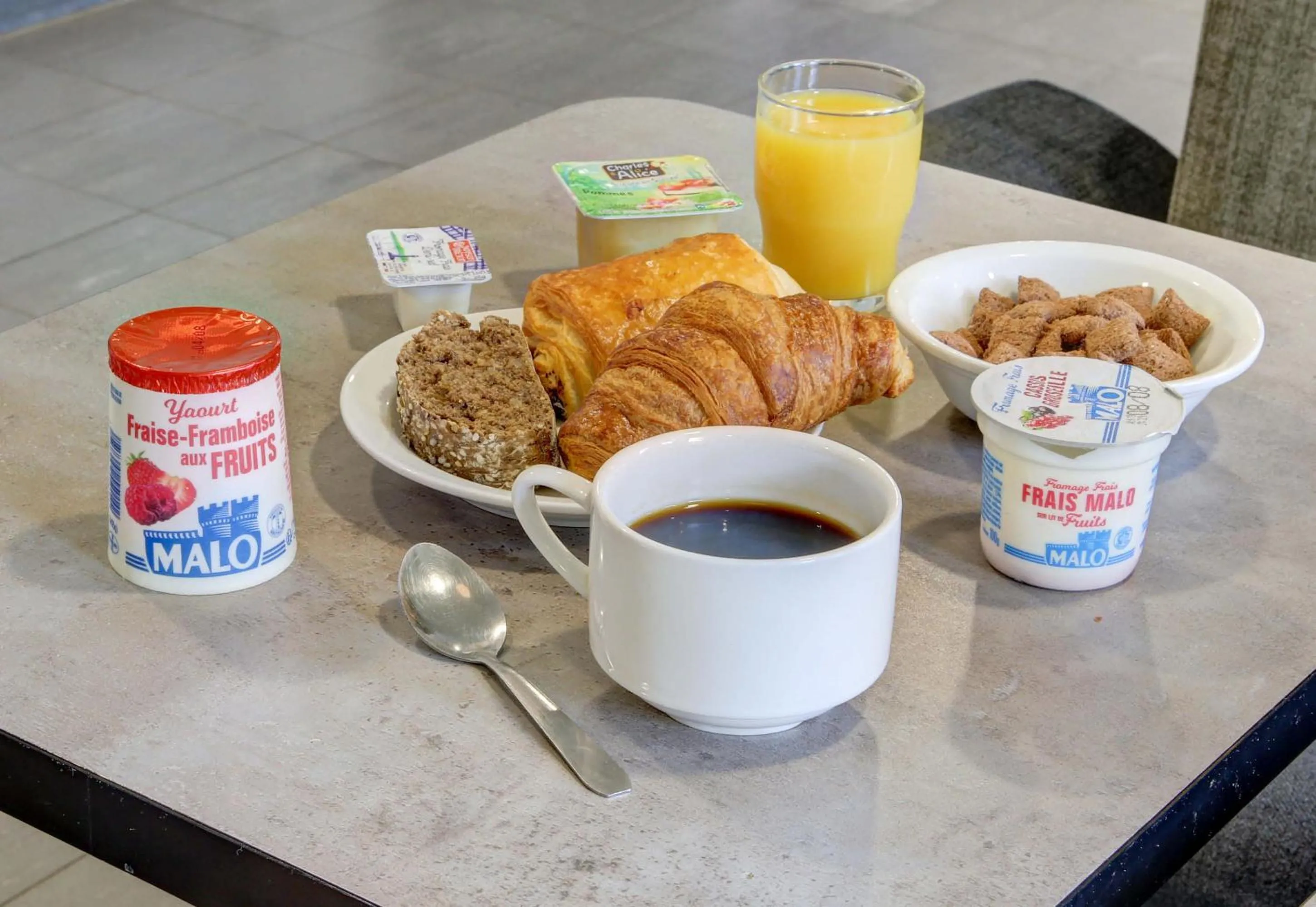 Breakfast in B&B HOTEL Reims Bezannes