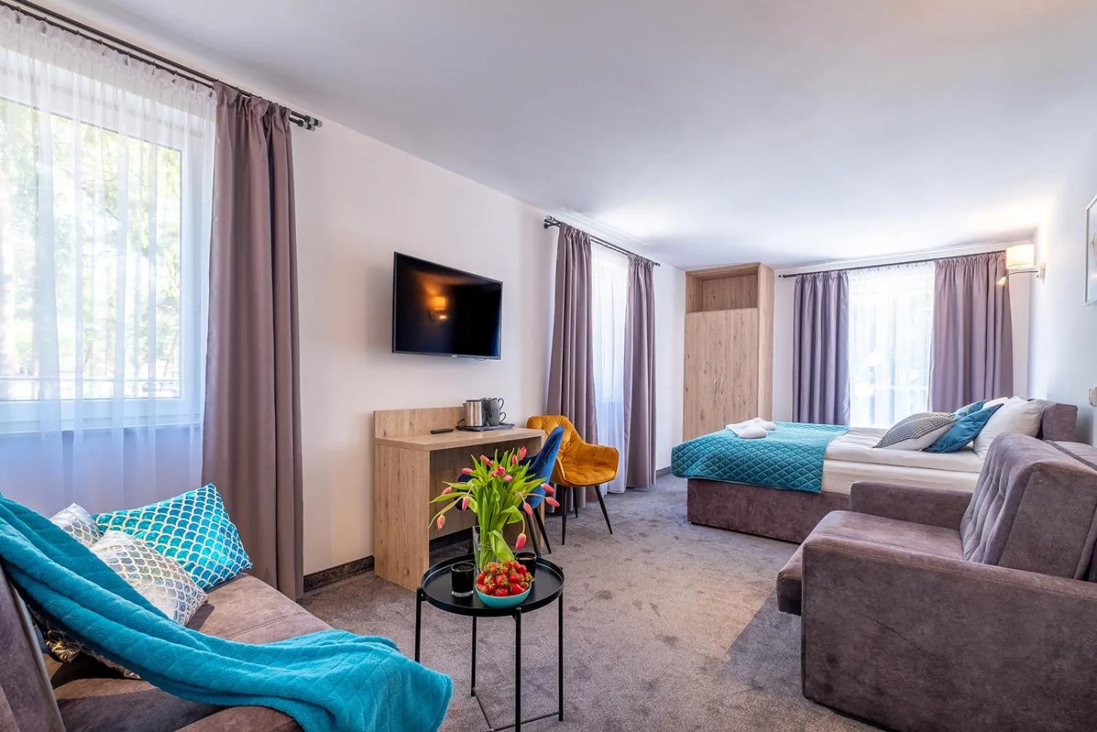 Communal lounge/ TV room, Bed in Nova Fala