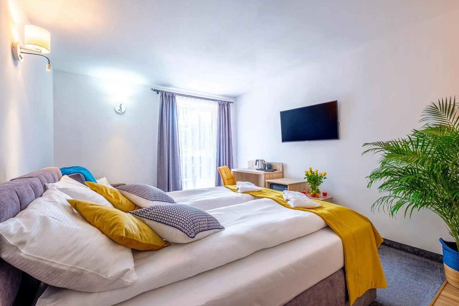 Communal lounge/ TV room, Bed in Nova Fala