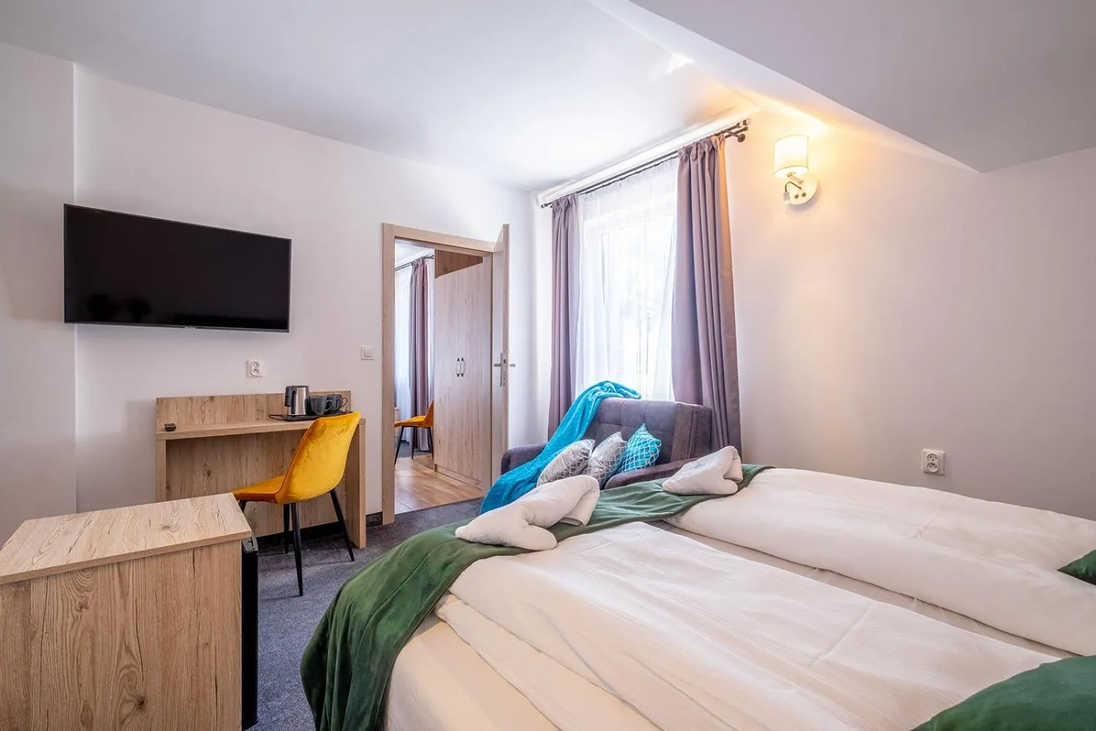 Communal lounge/ TV room, Bed in Nova Fala