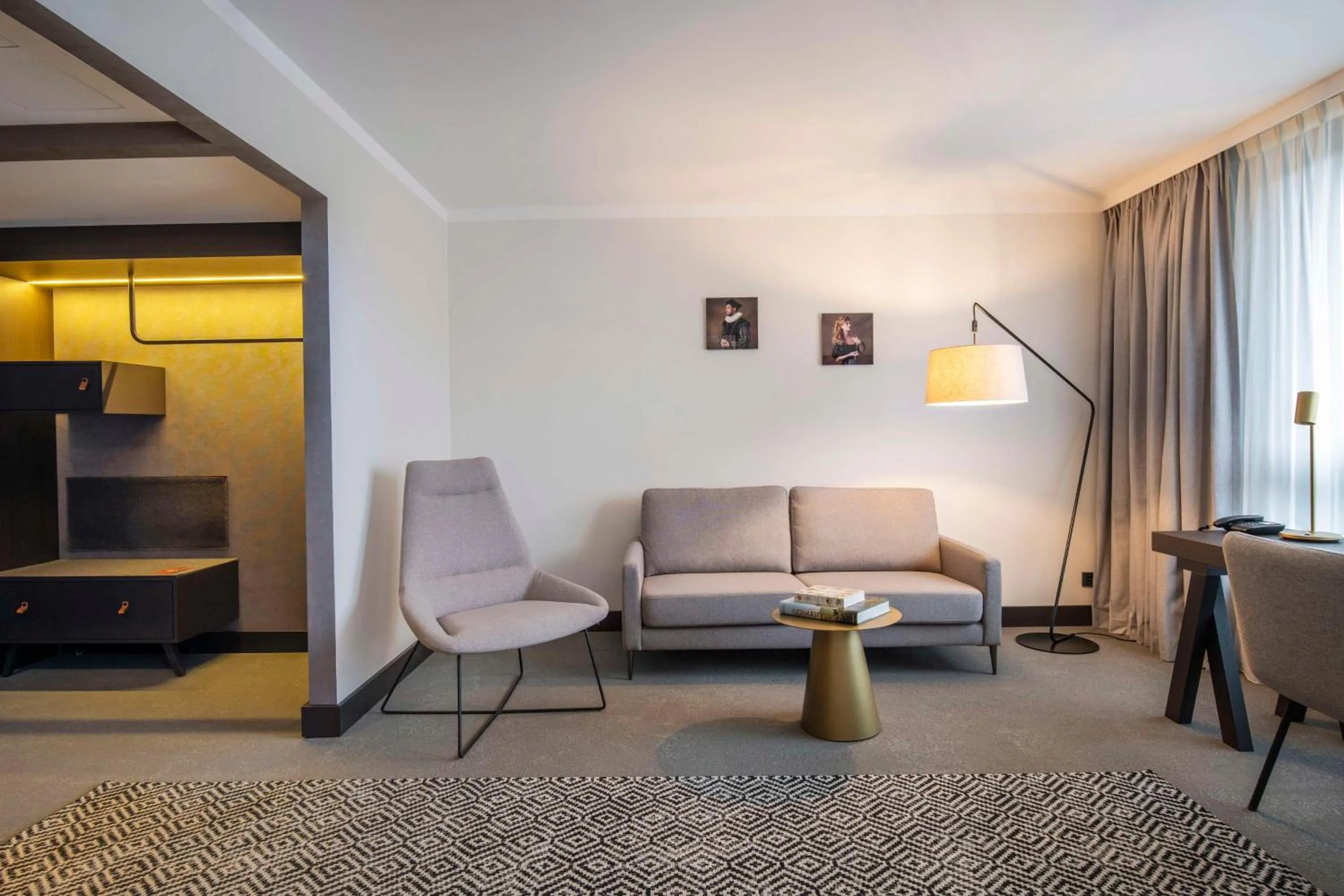 Photo of the whole room, Seating Area in Hotel Pomander Nürnberg