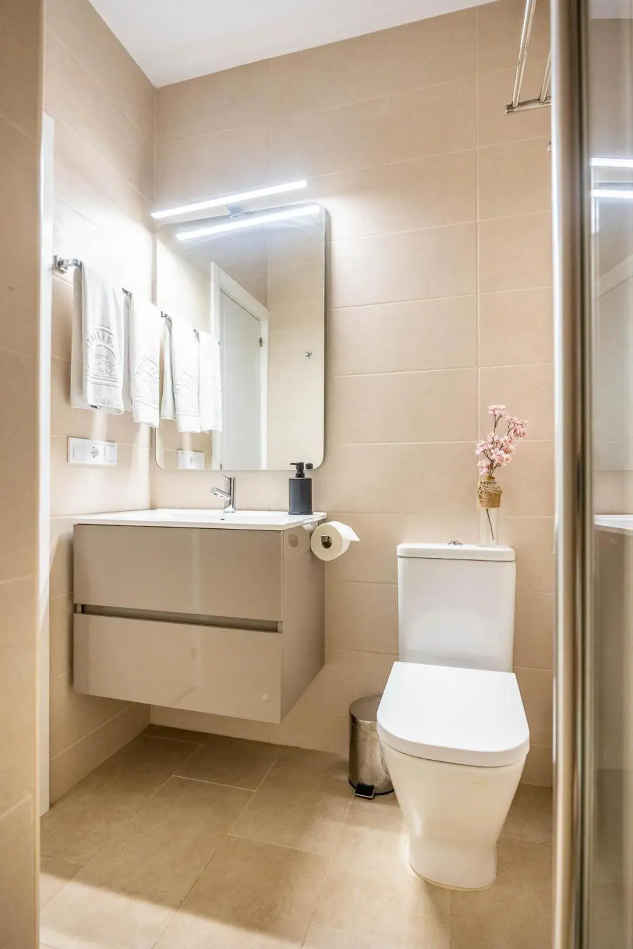 Toilet in Apartamentos Poemas & Rimas de Bécquer Toilet in Apartamentos Poemas & Rimas de Bécquer