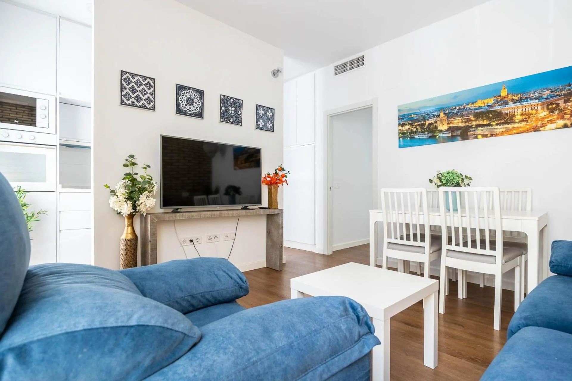 Communal lounge/ TV room in Apartamentos Poemas & Rimas de Bécquer