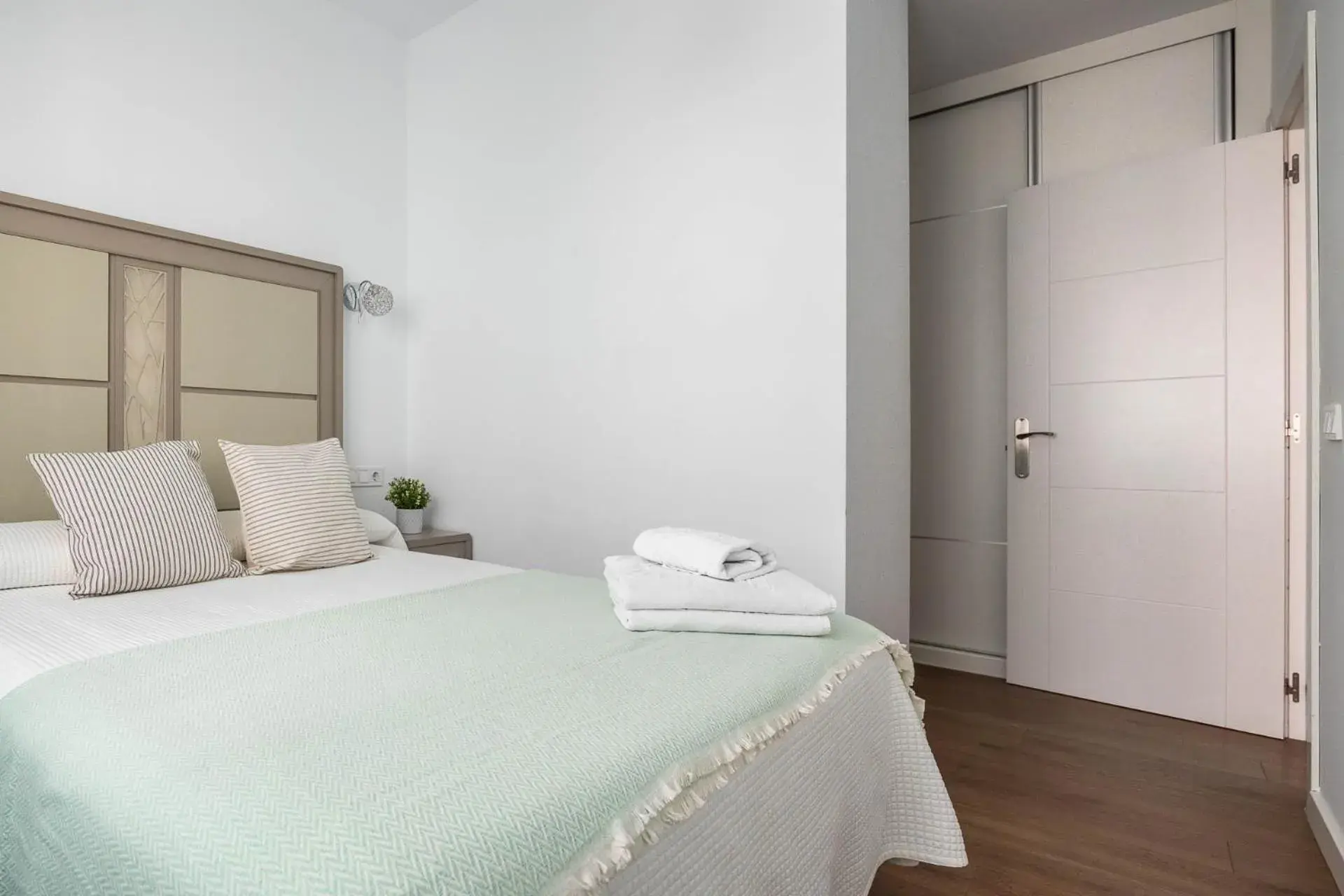 Bedroom, Bed in Apartamentos Poemas & Rimas de Bécquer Bedroom, Bed in Apartamentos Poemas & Rimas de Bécquer