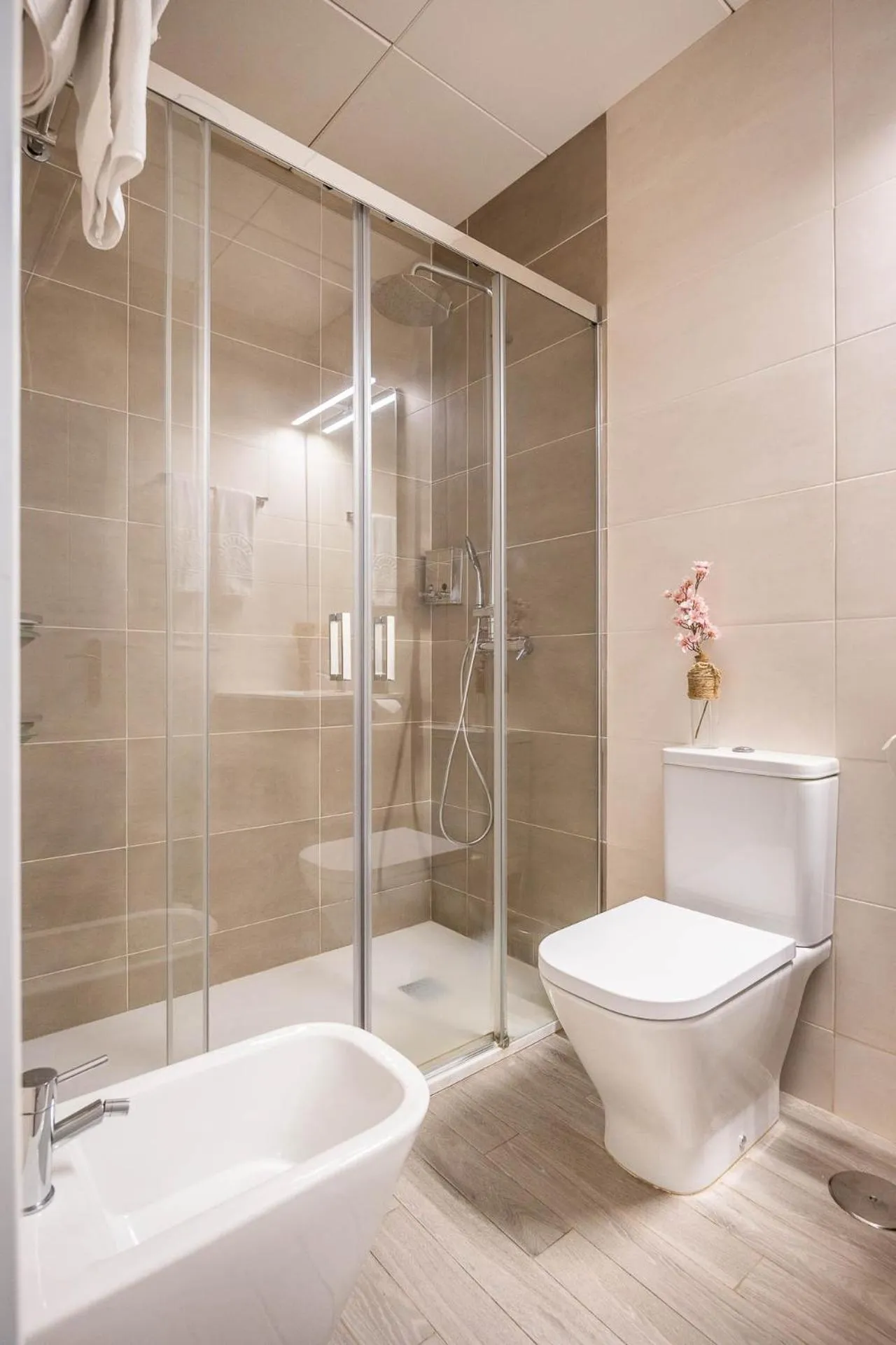 Shower in Apartamentos Poemas & Rimas de Bécquer