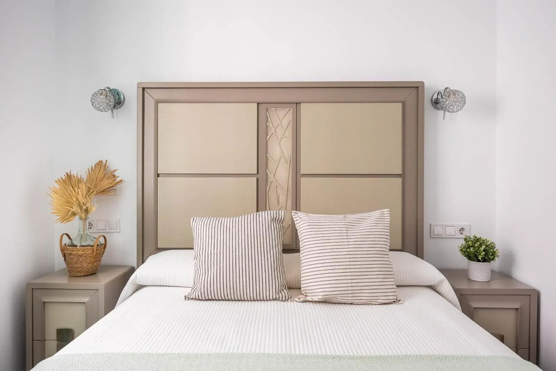 Bedroom, Bed in Apartamentos Poemas & Rimas de Bécquer Bedroom, Bed in Apartamentos Poemas & Rimas de Bécquer