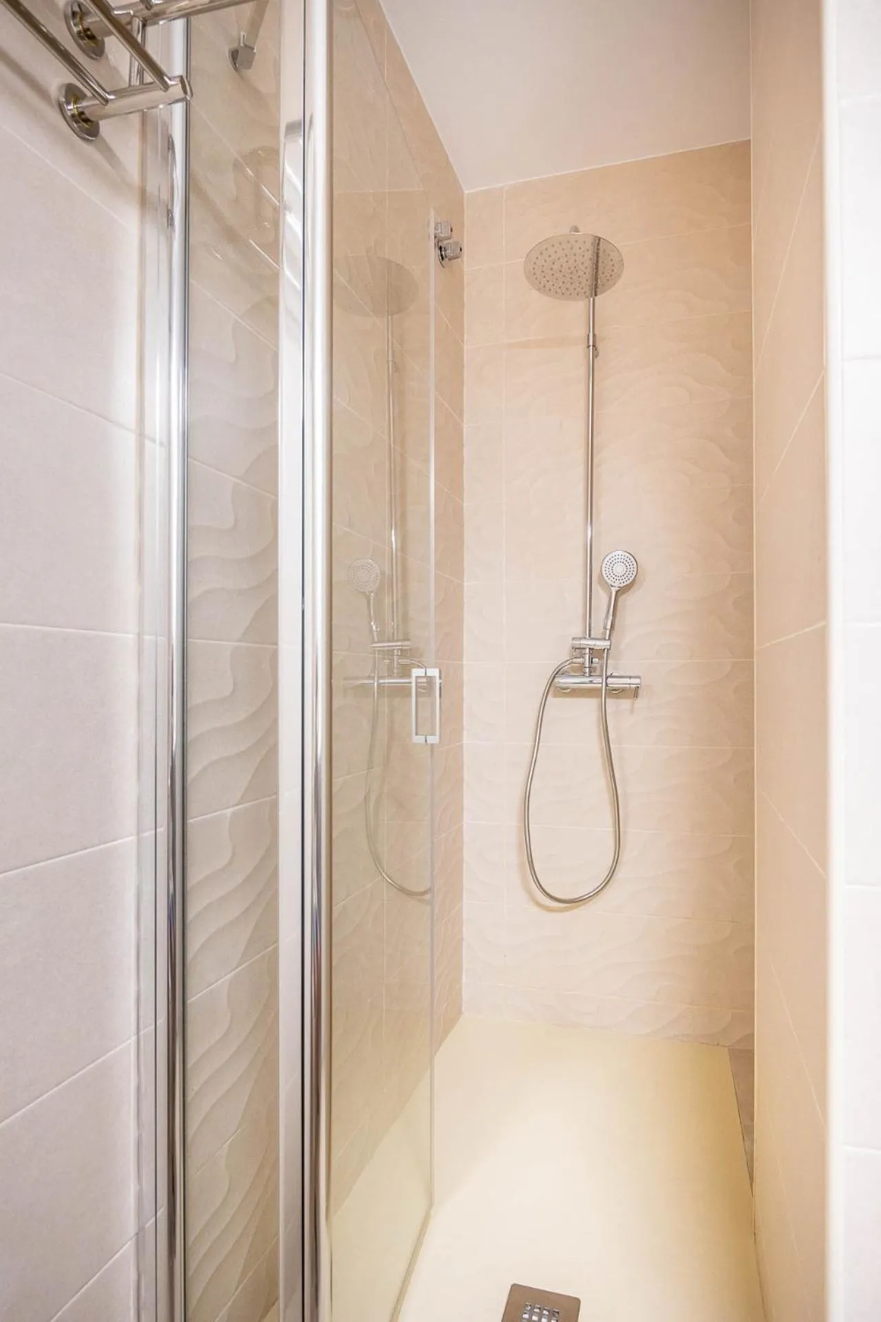 Shower in Apartamentos Poemas & Rimas de Bécquer