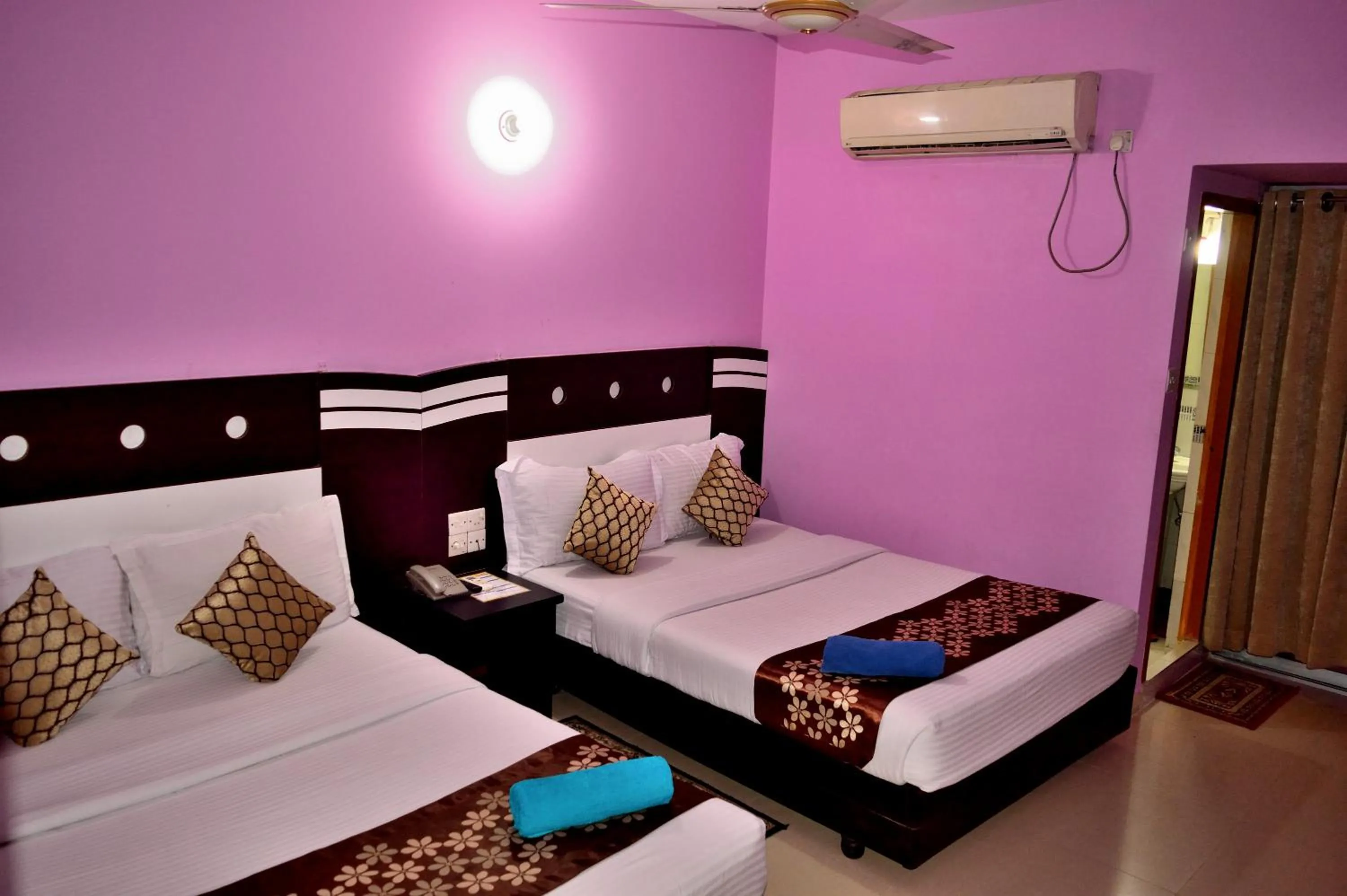 Bedroom, Bed in Hotel Regal Palace