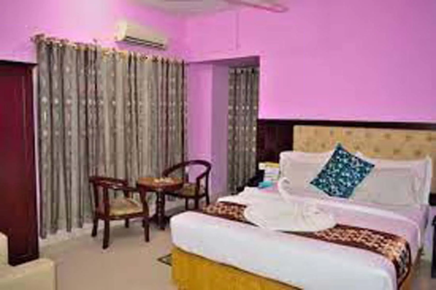 Bed in Hotel Regal Palace