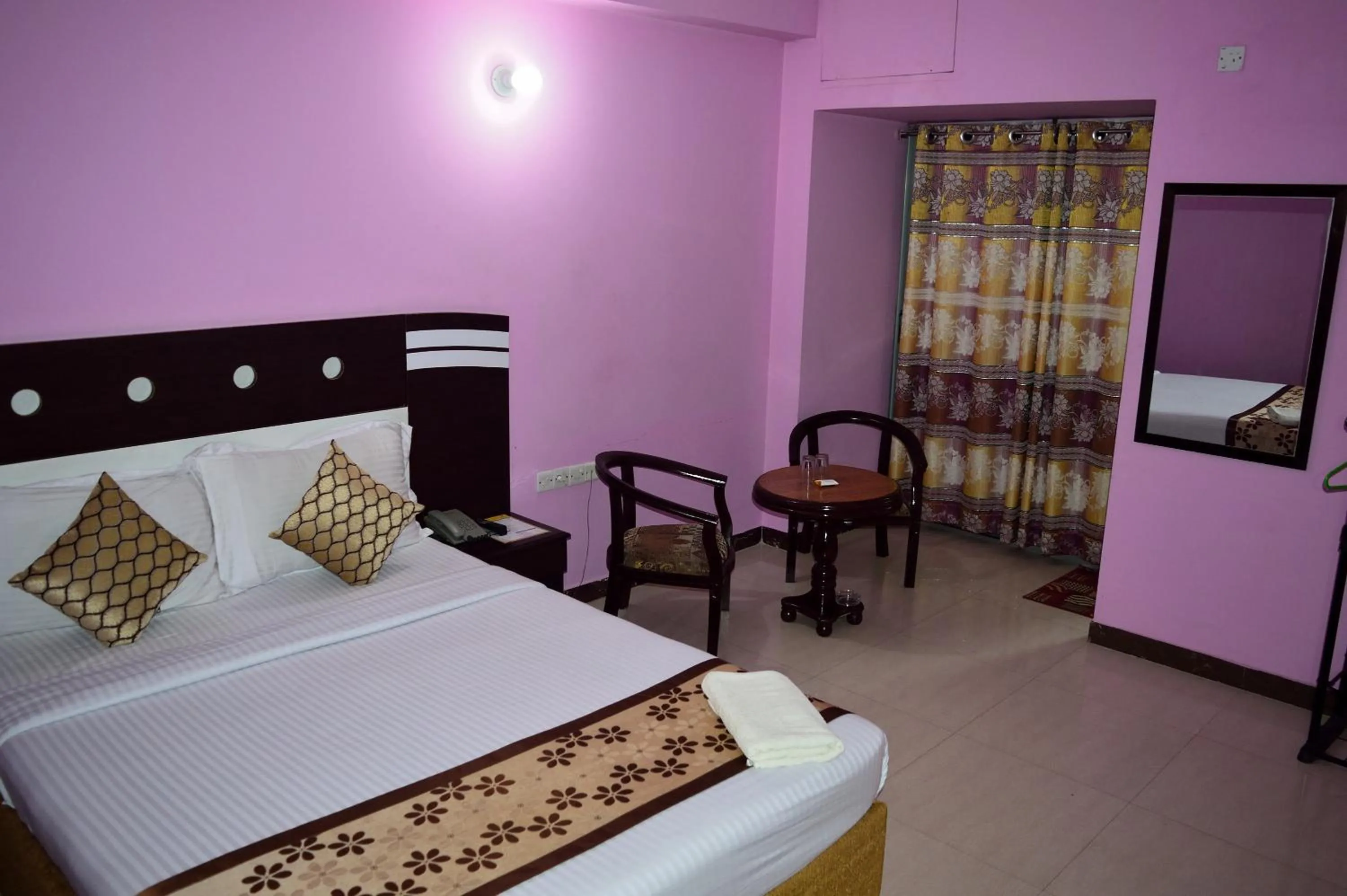 Bedroom, Bed in Hotel Regal Palace