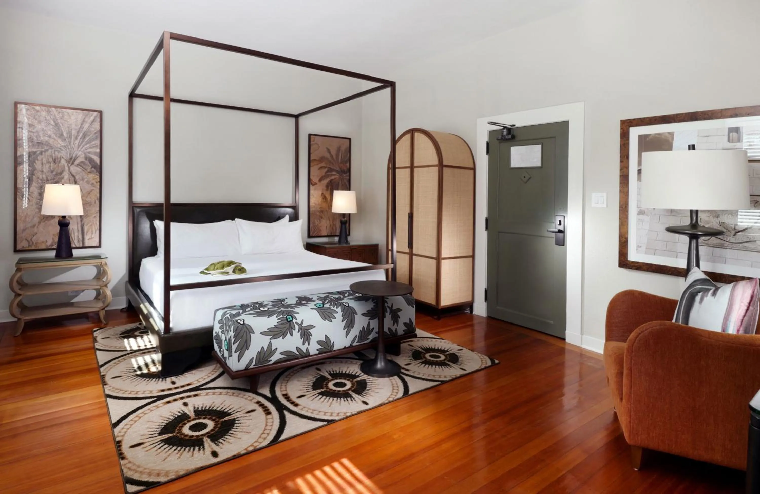 Photo of the whole room, Bed in Jekyll Island Club Resort