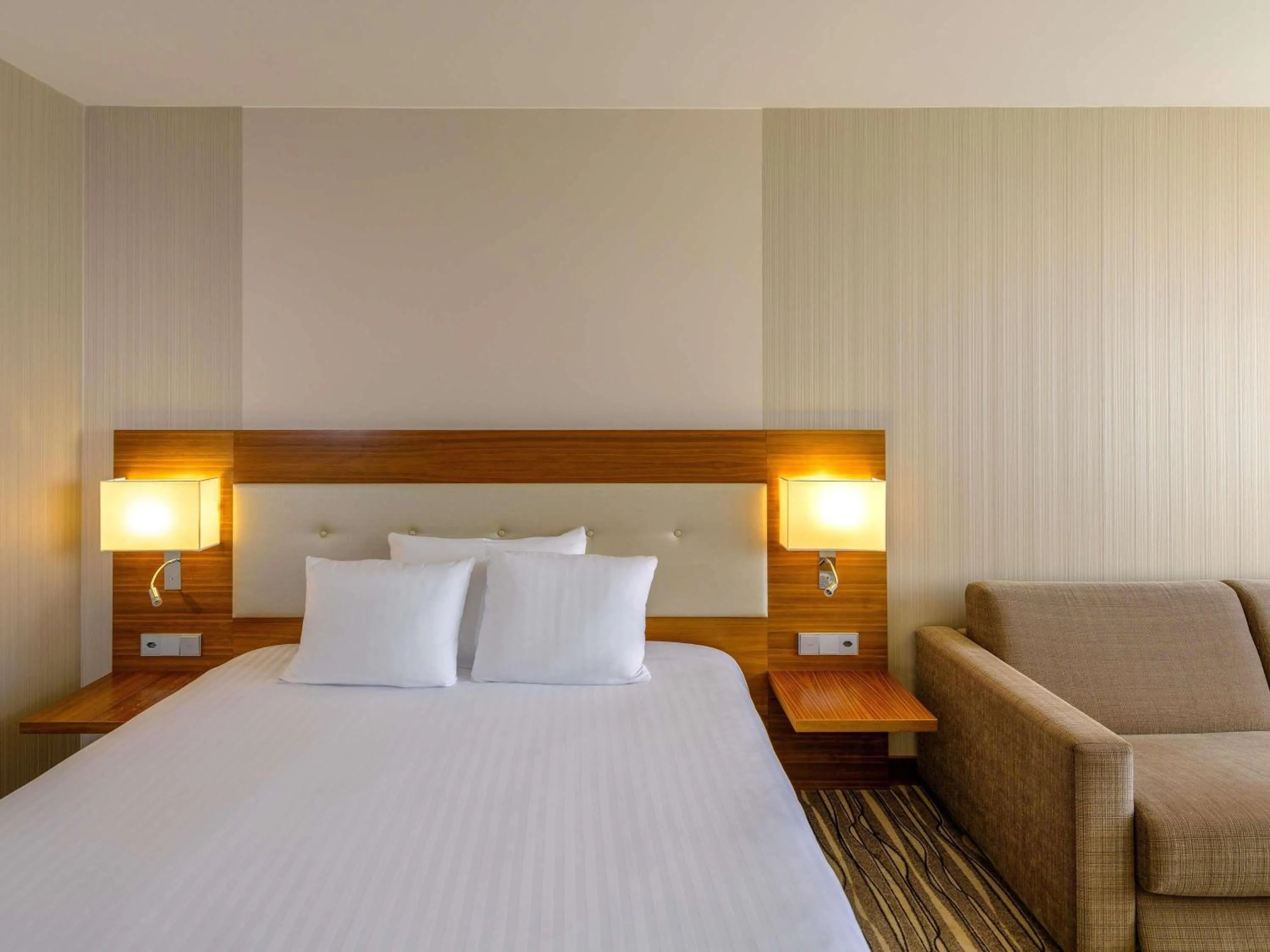 Bedroom, Bed in Mövenpick Hotel Geneva