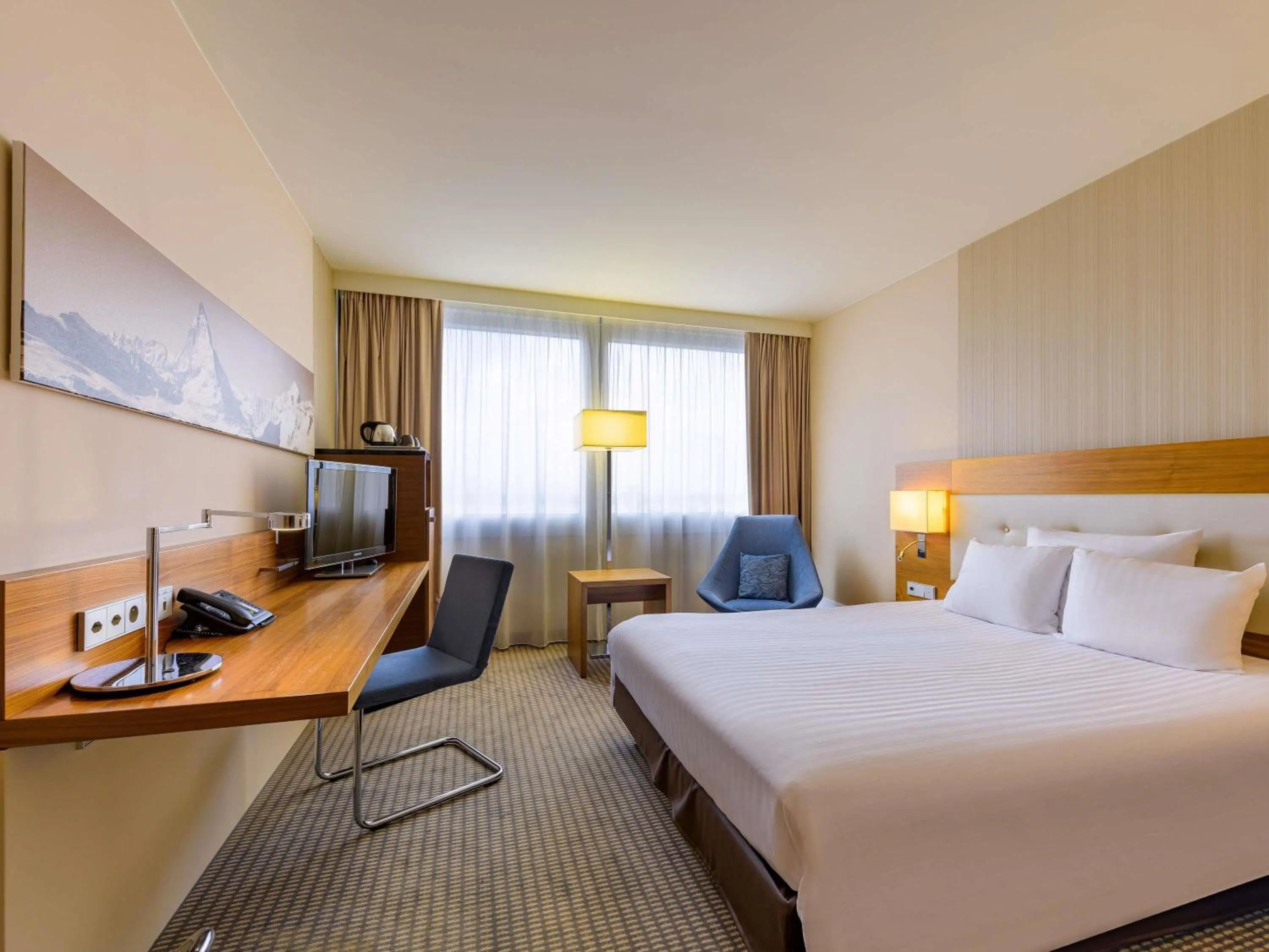 Bedroom, Bed in Mövenpick Hotel Geneva