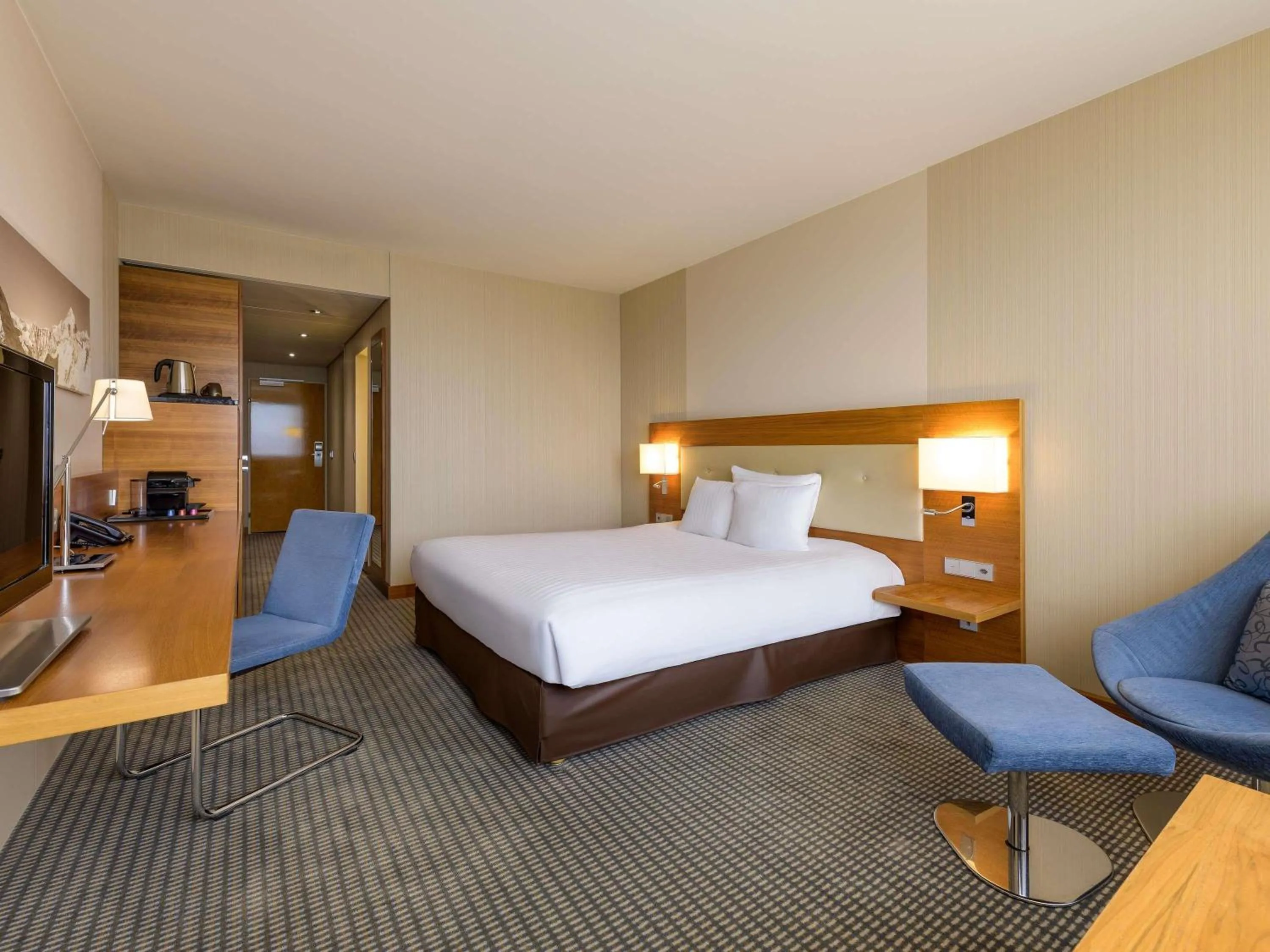 Bedroom, Bed in Mövenpick Hotel Geneva