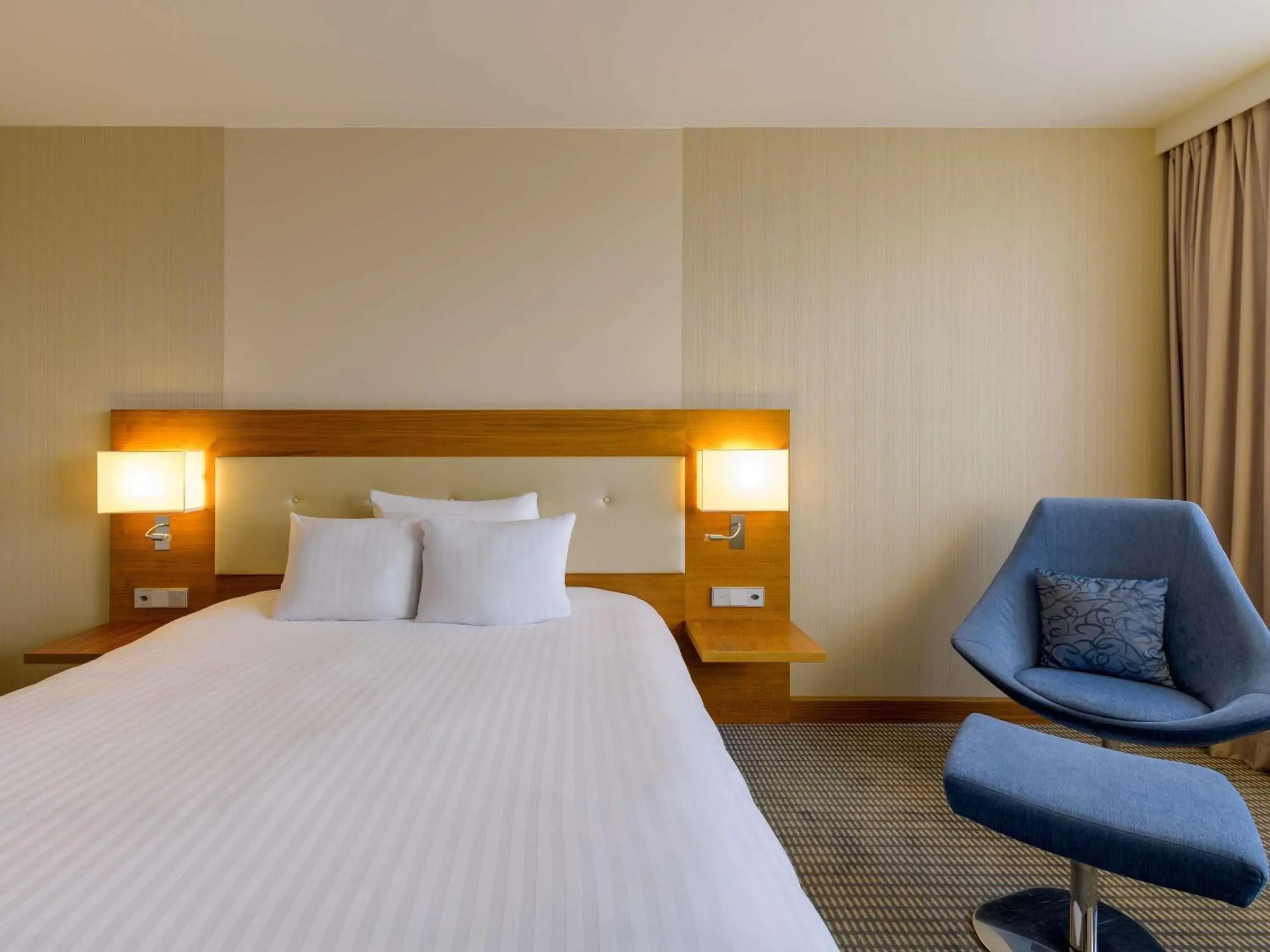 Bedroom, Bed in Mövenpick Hotel Geneva Bedroom, Bed in Mövenpick Hotel Geneva