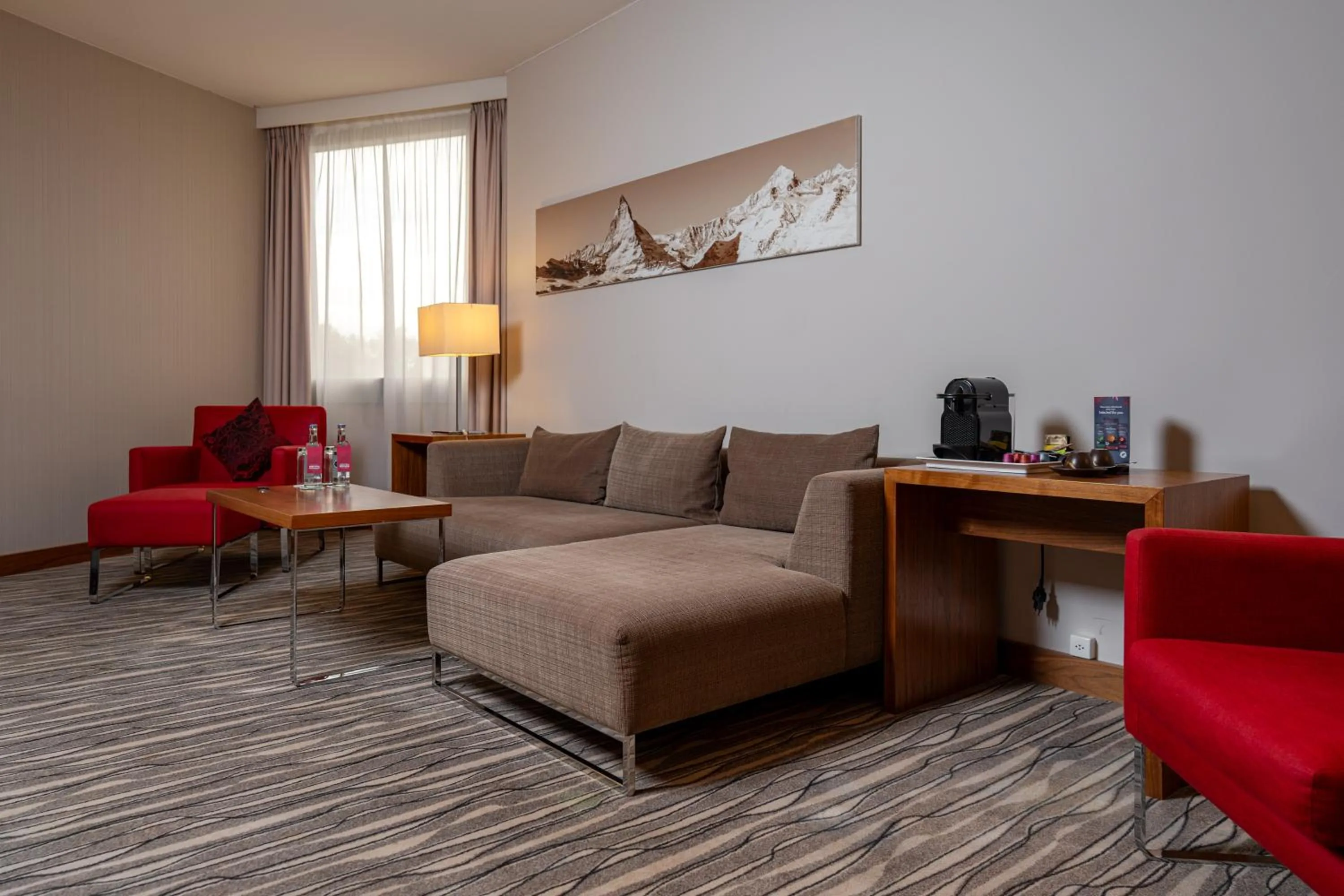 Living room in Mövenpick Hotel Geneva