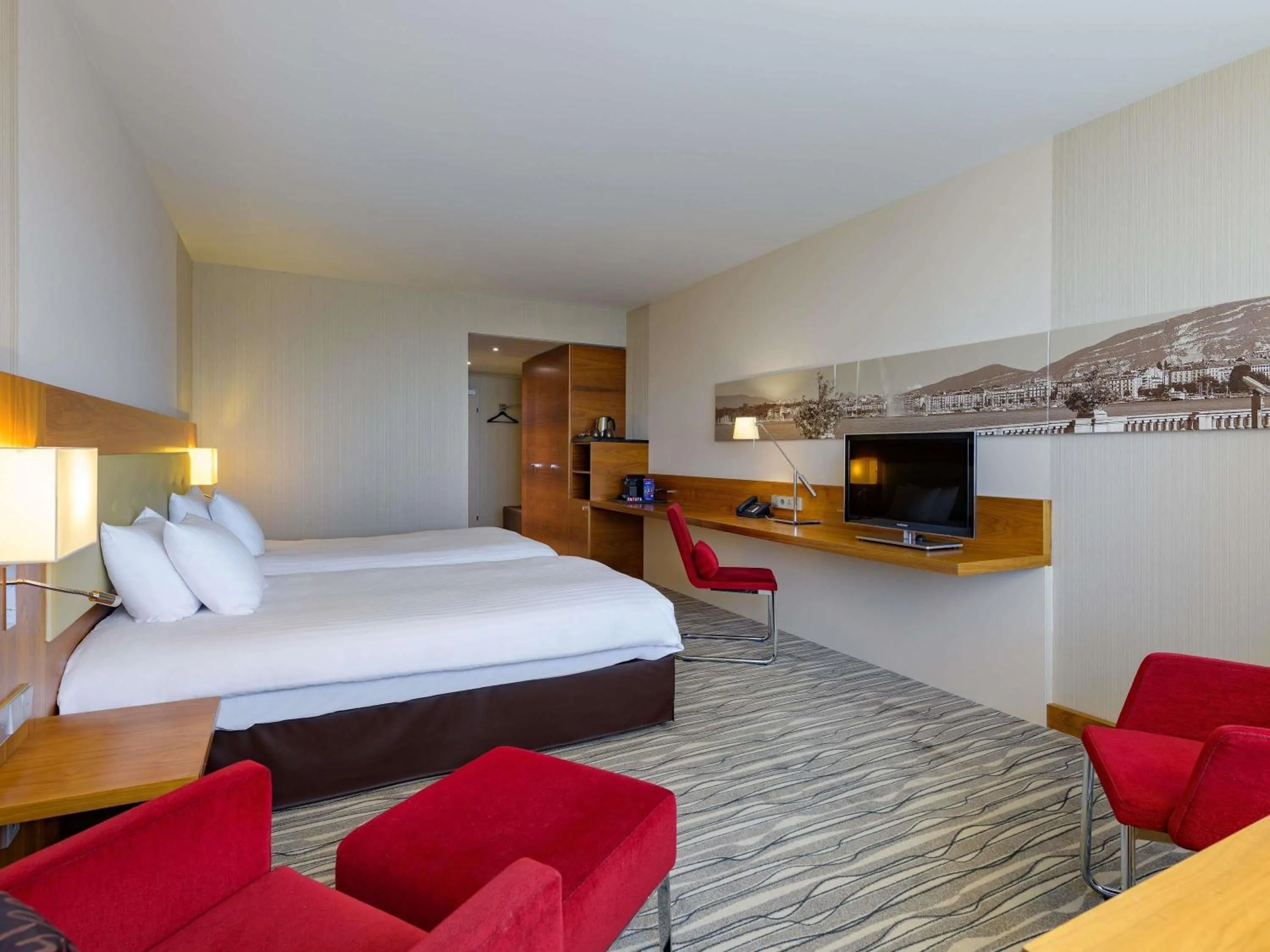 Bedroom, Bed in Mövenpick Hotel Geneva