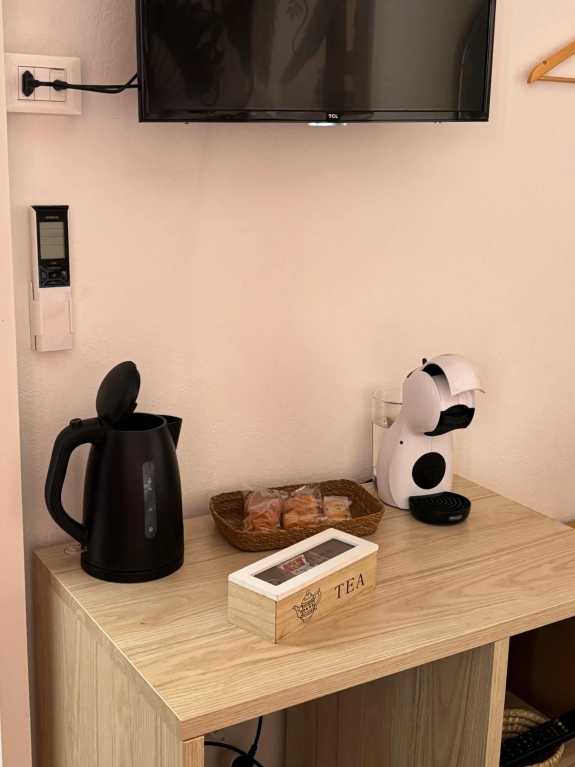Coffee/tea facilities in Assajè Guestroom