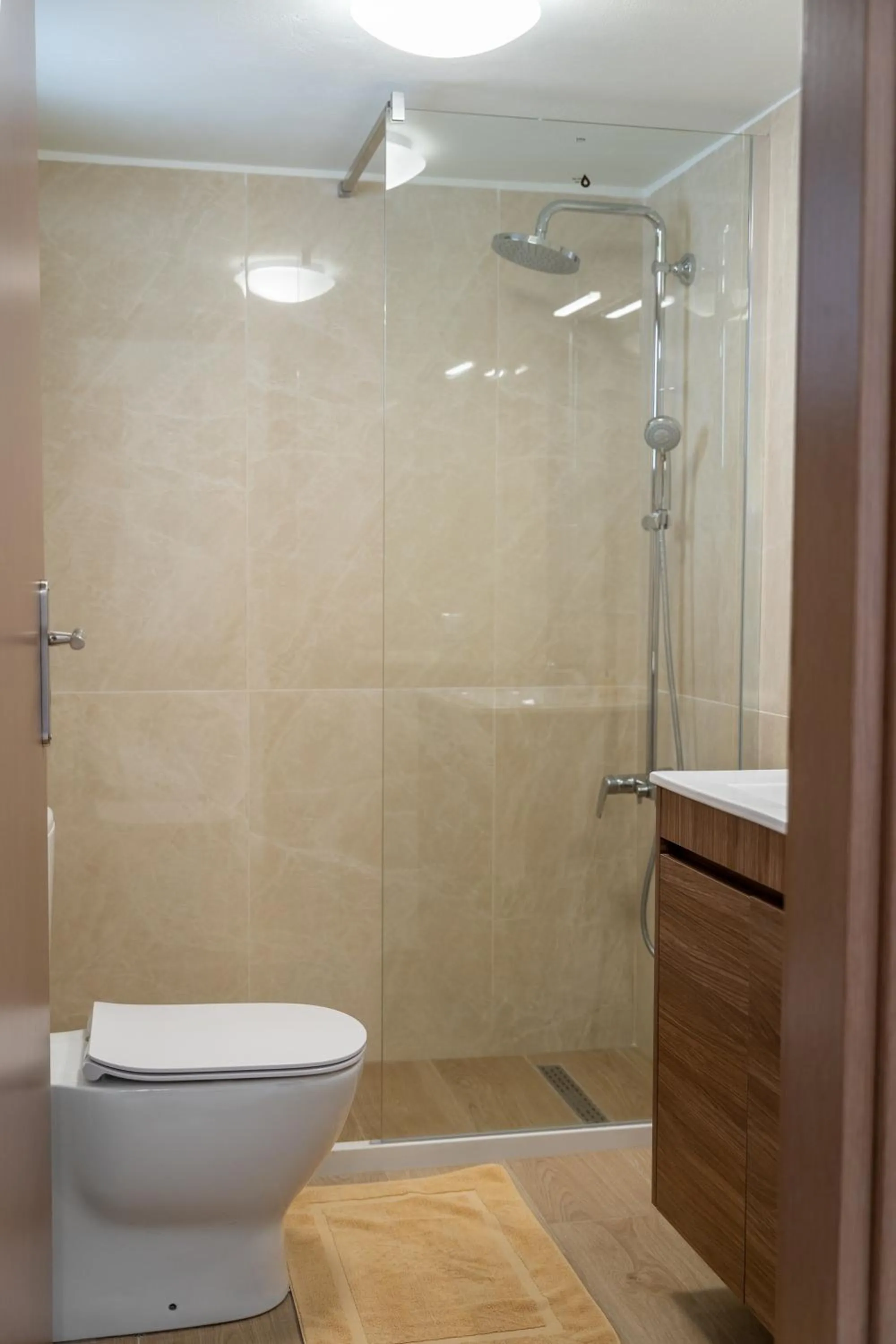 Shower in Dictamus Homes