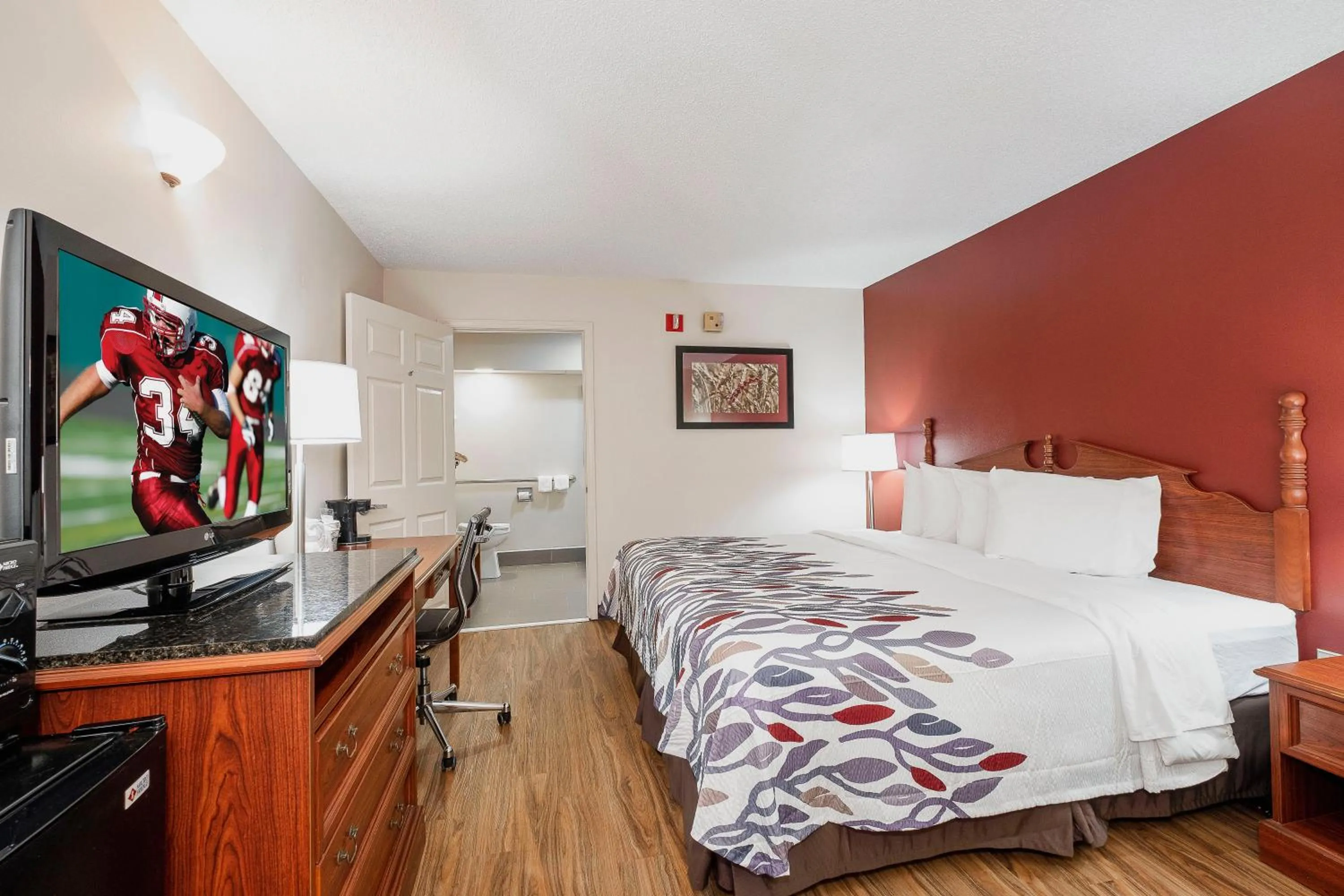 Photo of the whole room, Bed in Red Roof Inn & Suites Calhoun