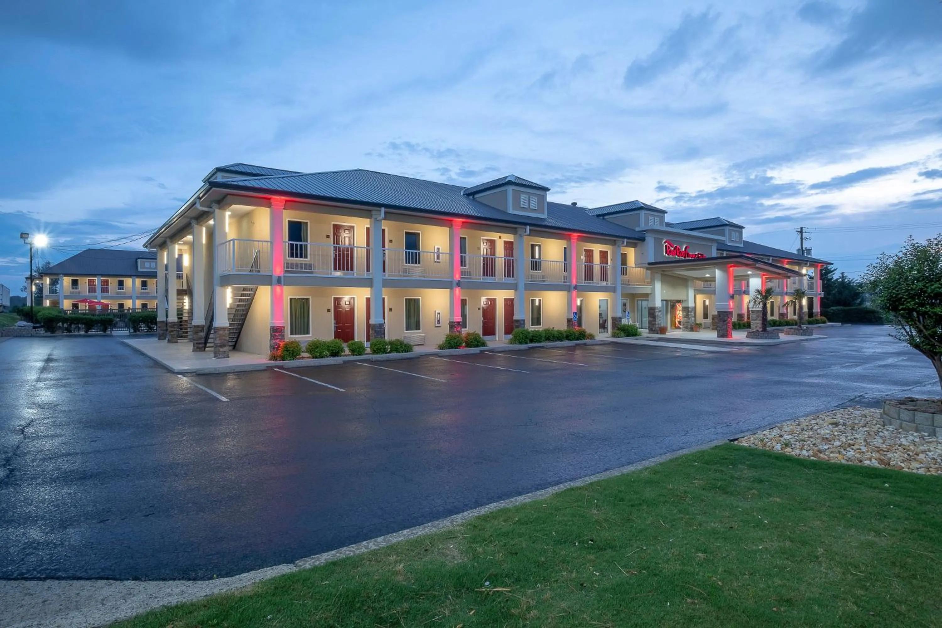 Facade/entrance in Red Roof Inn & Suites Calhoun