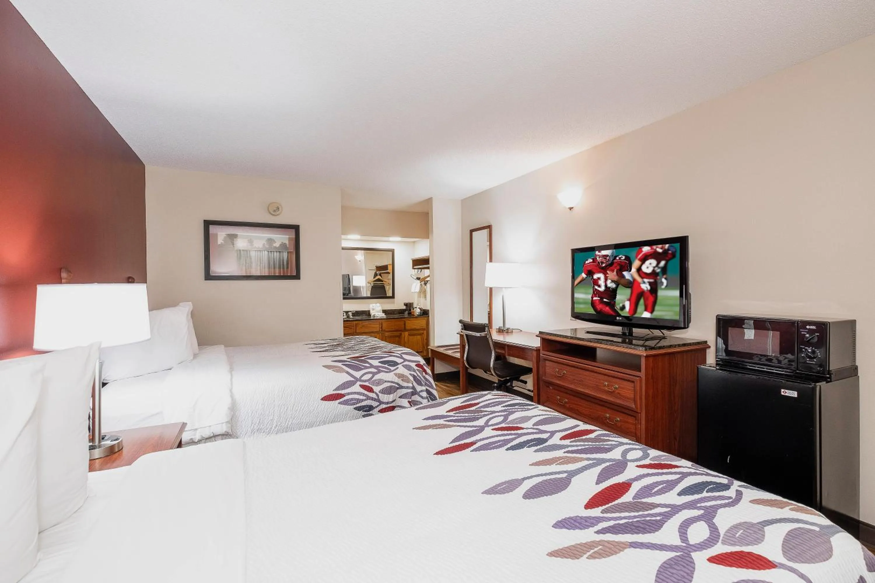 Photo of the whole room, Bed in Red Roof Inn & Suites Calhoun