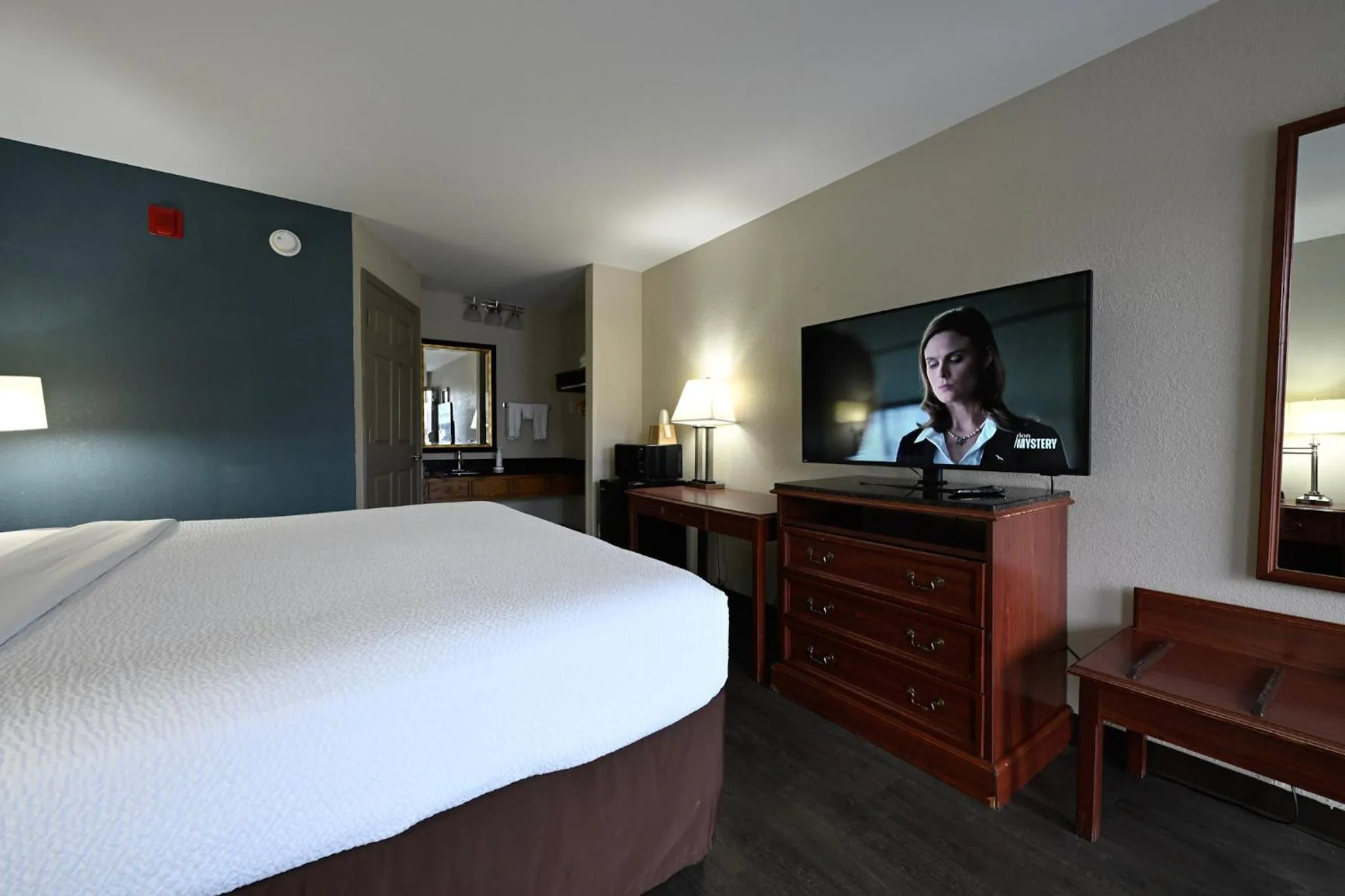 Photo of the whole room, Bed in Baymont by Wyndham Warner Robins