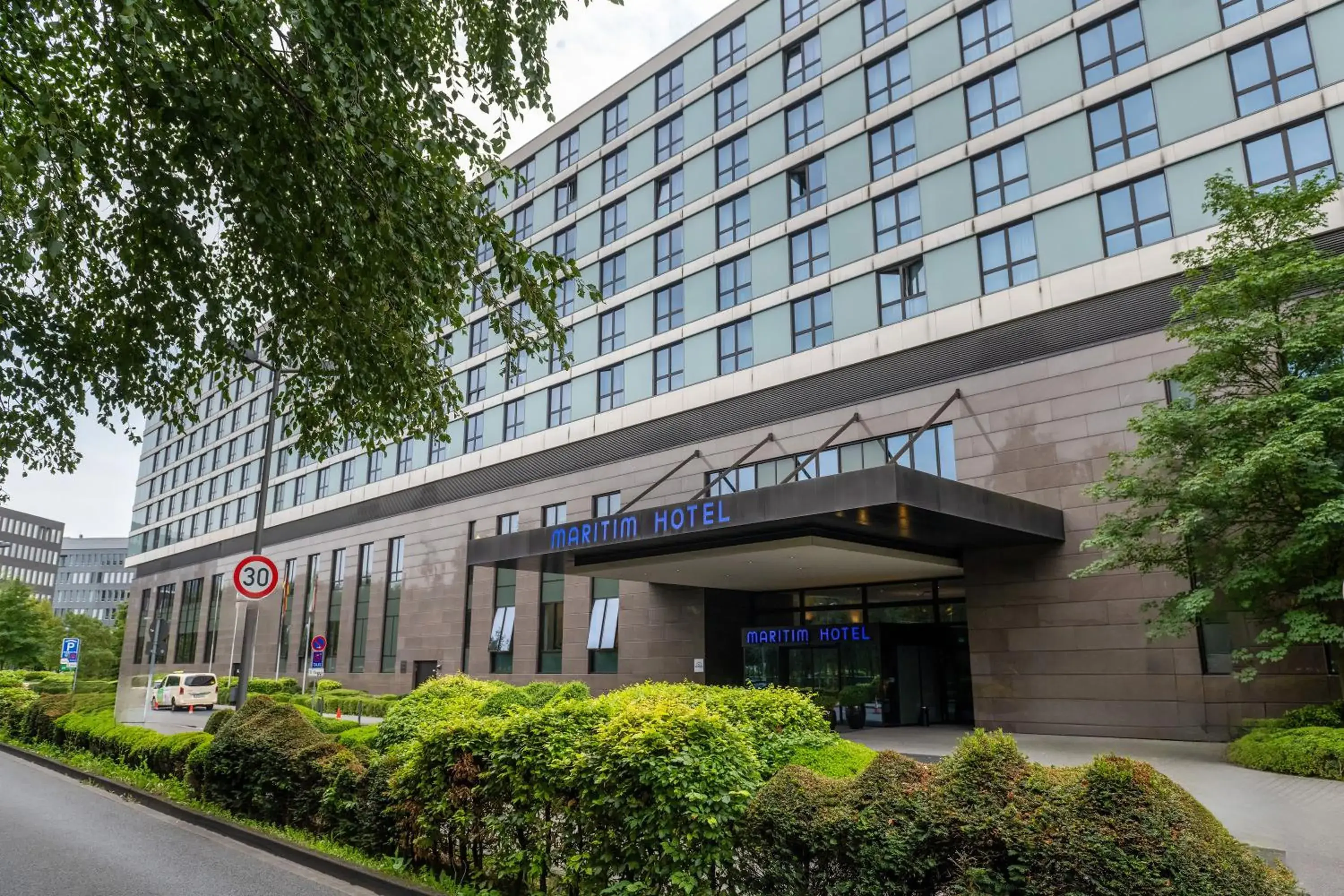 Facade/entrance in Maritim Hotel Düsseldorf Facade/entrance in Maritim Hotel Düsseldorf