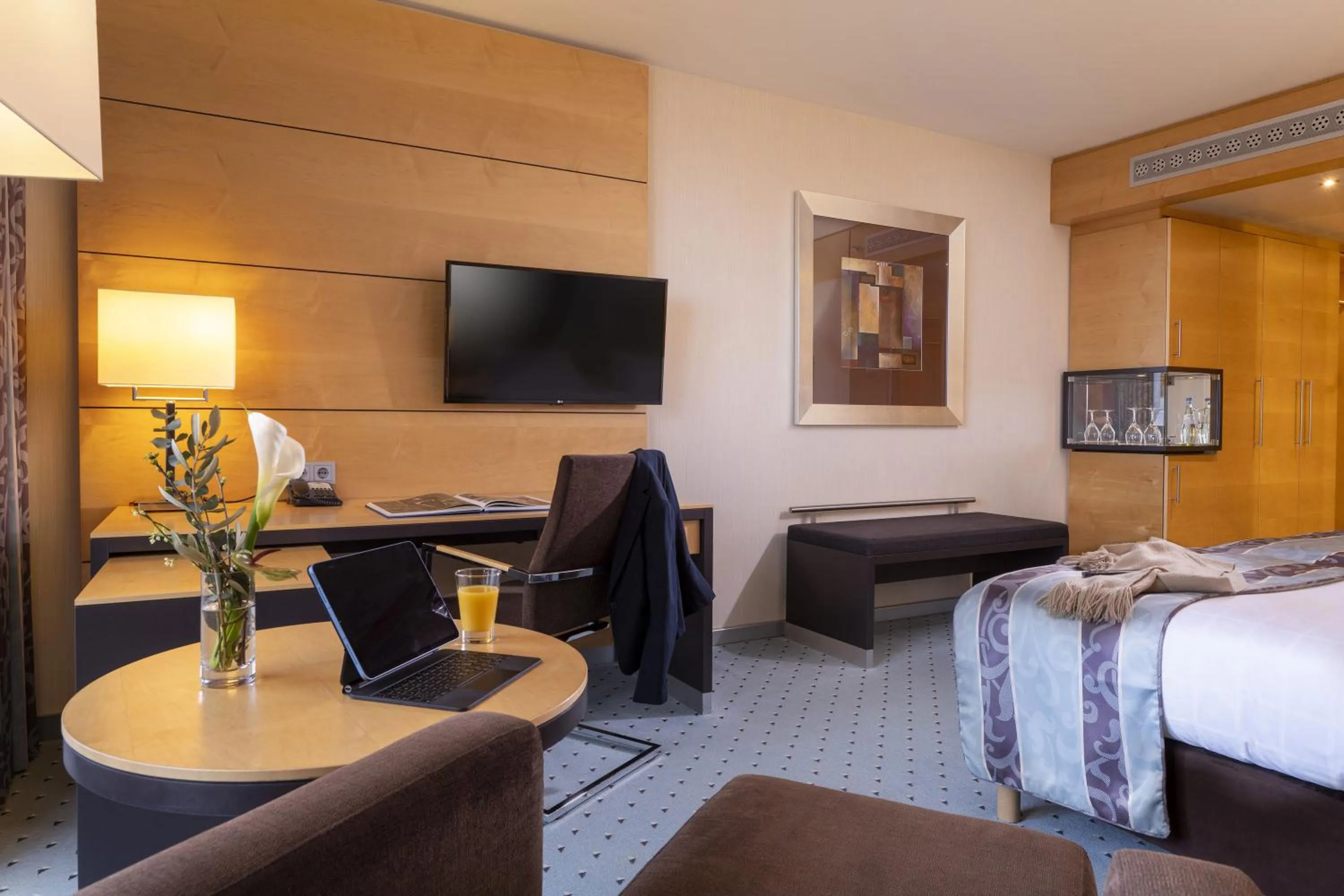 View (from property/room), Bed in Maritim Hotel Düsseldorf