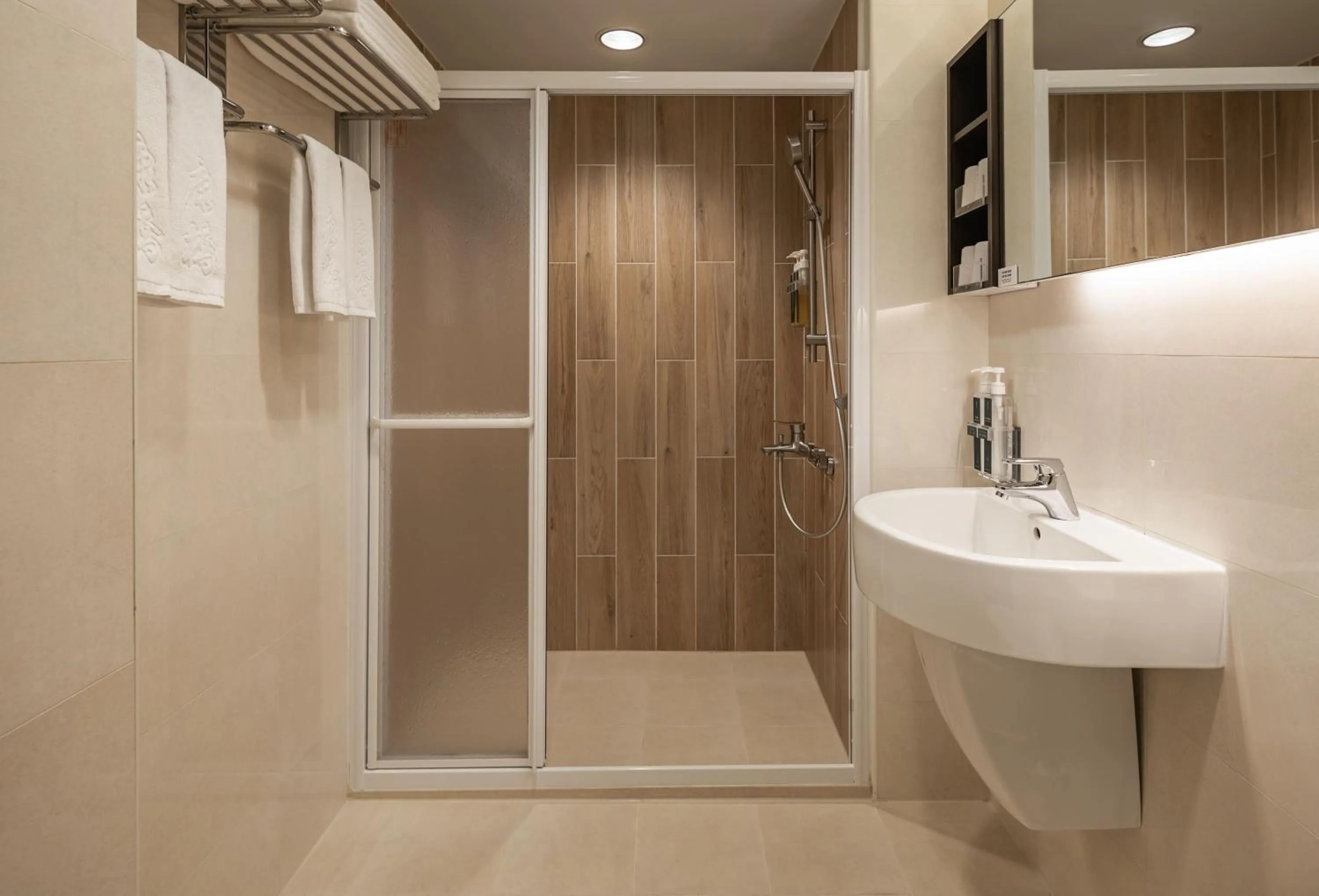 Twin Room with Shower in Kindness Hotel - Qixian