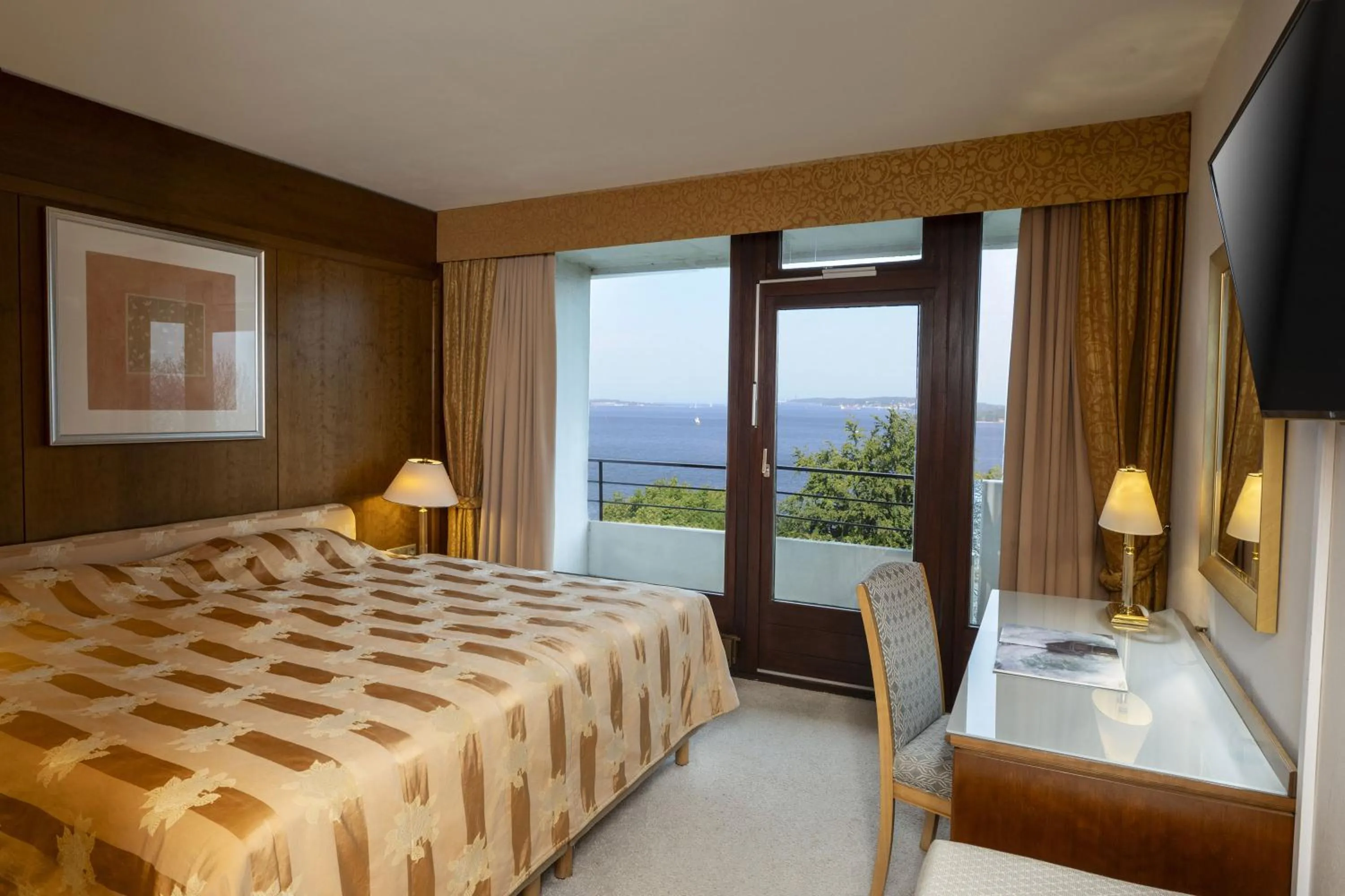 Bedroom, Bed in Maritim Hotel Bellevue Kiel