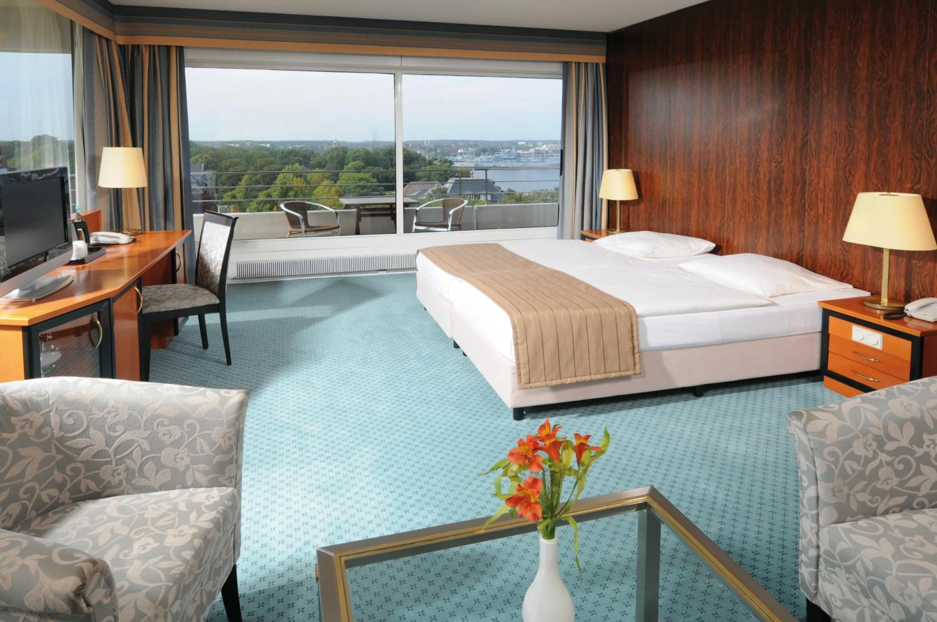 Photo of the whole room, Bed in Maritim Hotel Bellevue Kiel