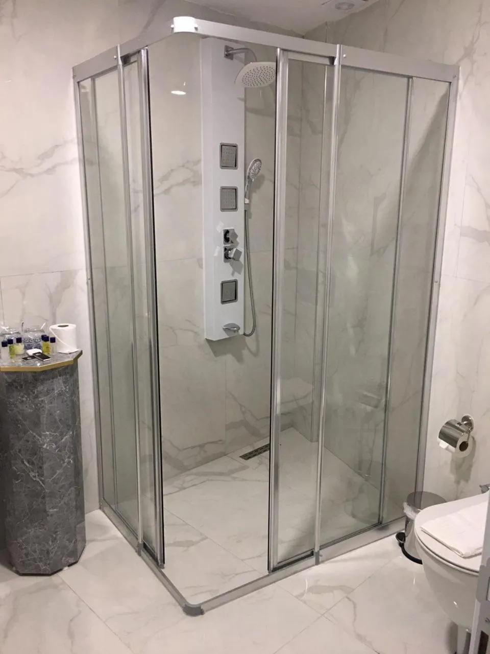 Shower in Karikatür Bi Hotel